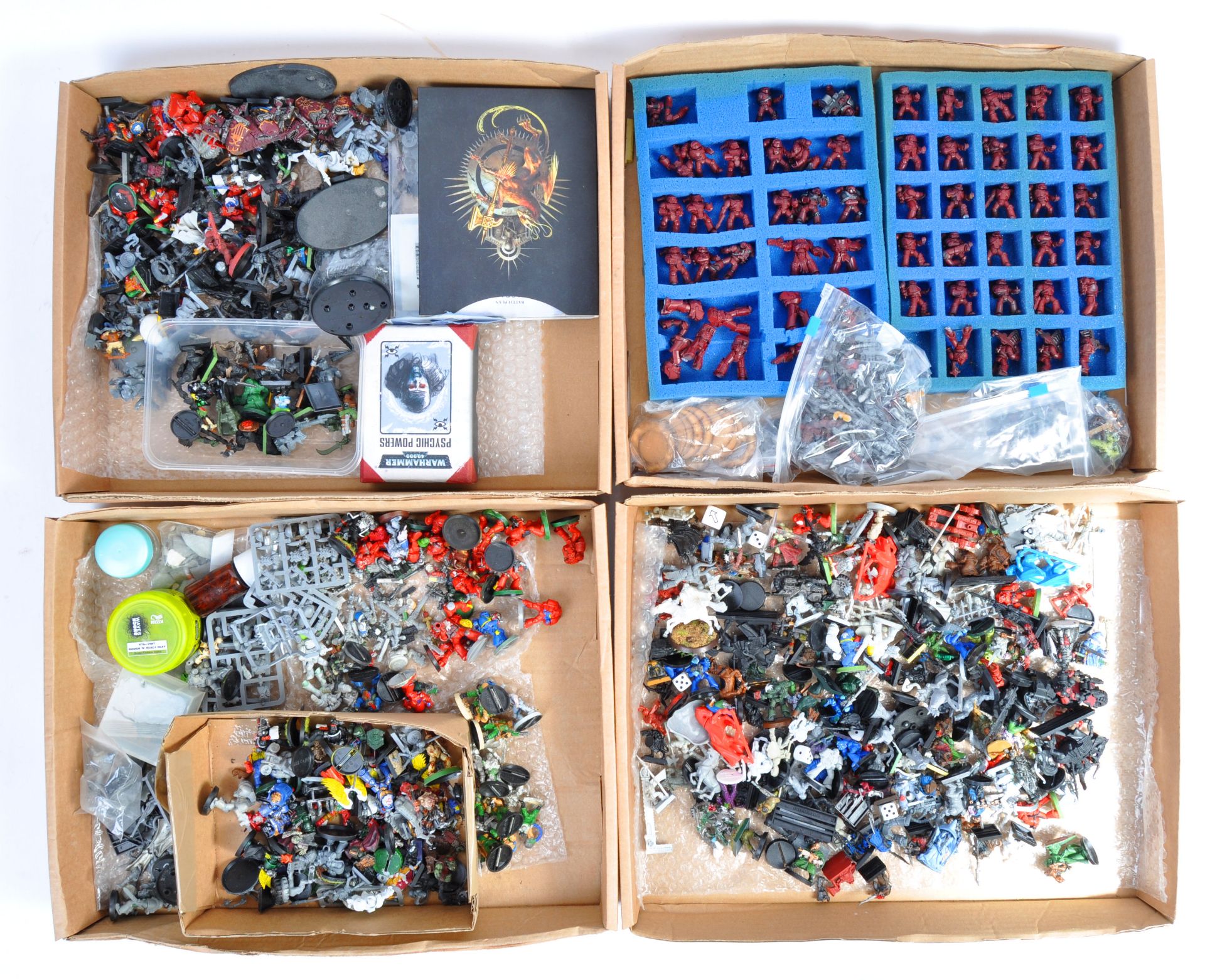 LARGE COLLECTION OF ASSORTED WARHAMMER FIGURINES