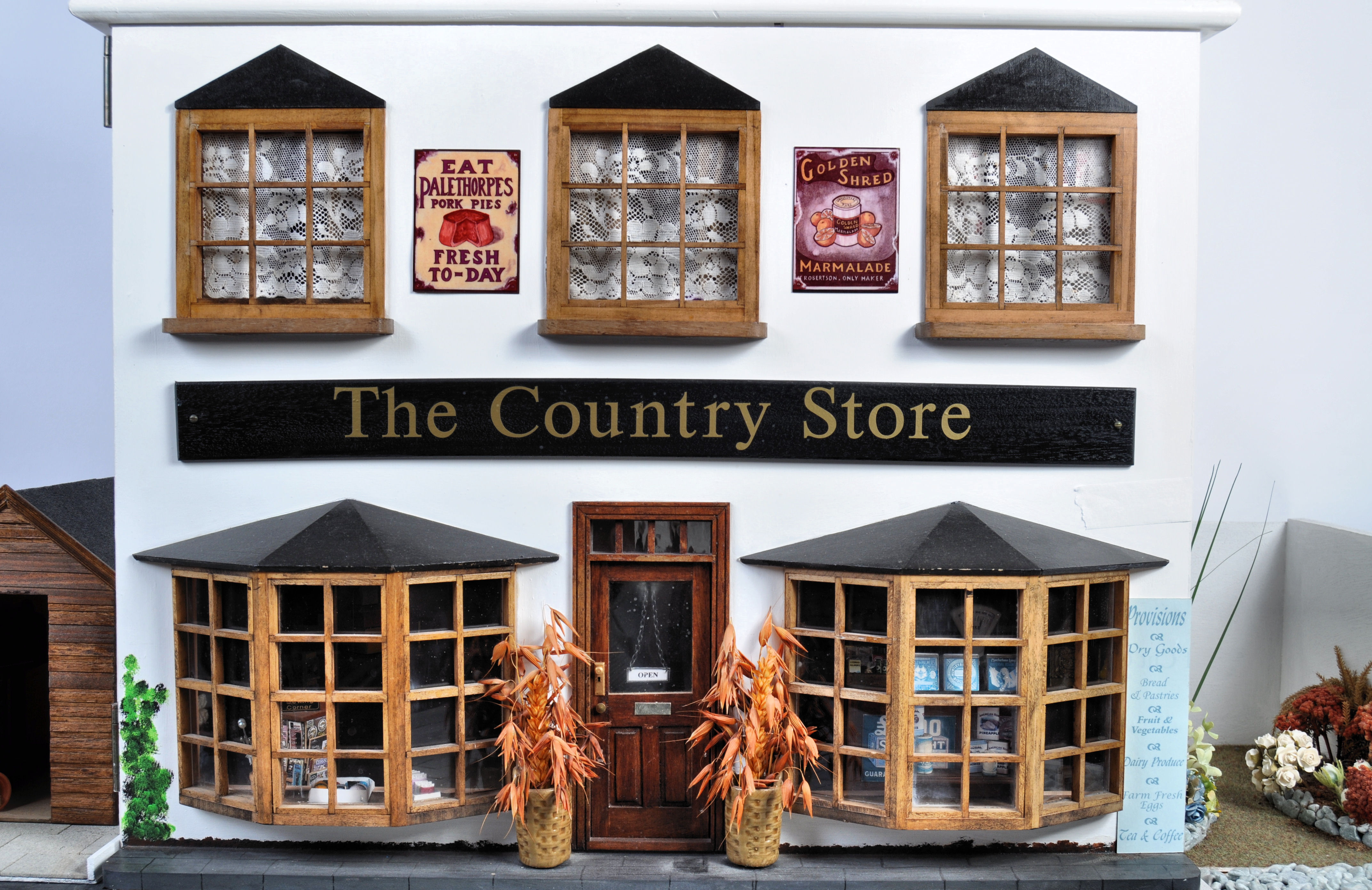 PRIVATE COLLECTION OF DOLL'S HOUSES - THE COUNTRY STORE (1920'S) - Image 2 of 13