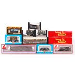 ASSORTED 00 GAUGE RAILWAY ROLLING STOCK CARRIAGES / WAGONS