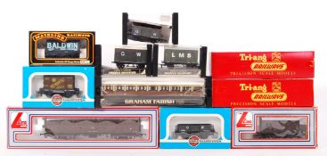 ASSORTED 00 GAUGE RAILWAY ROLLING STOCK CARRIAGES / WAGONS