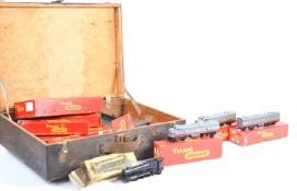 COLLECTION VINTAGE TRI-ANG HORNBY 00 GAUGE MODEL RAILWAY ITEMS