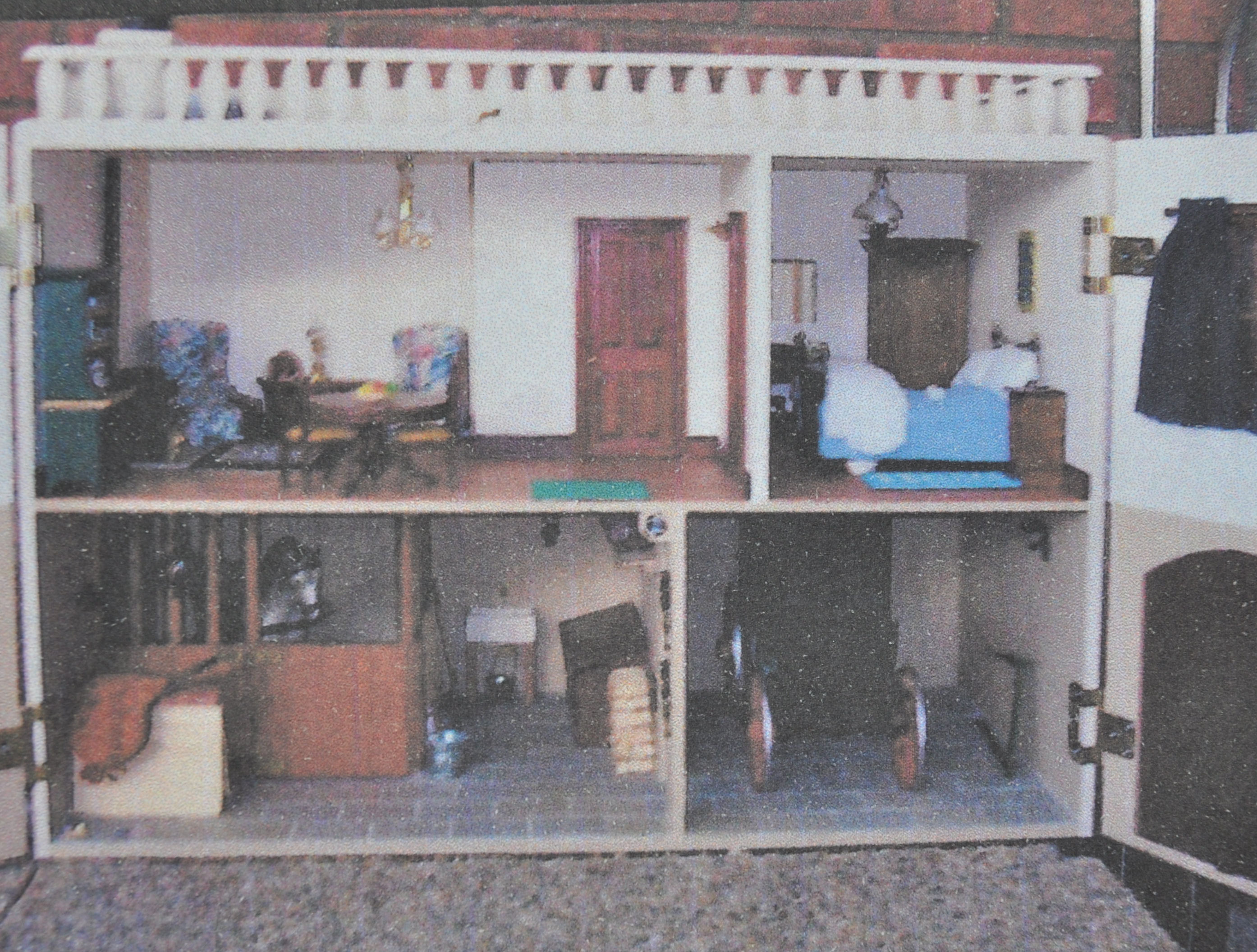 PRIVATE COLLECTION OF DOLL'S HOUSES - VICTORIAN MANOR & STABLE - Image 20 of 26