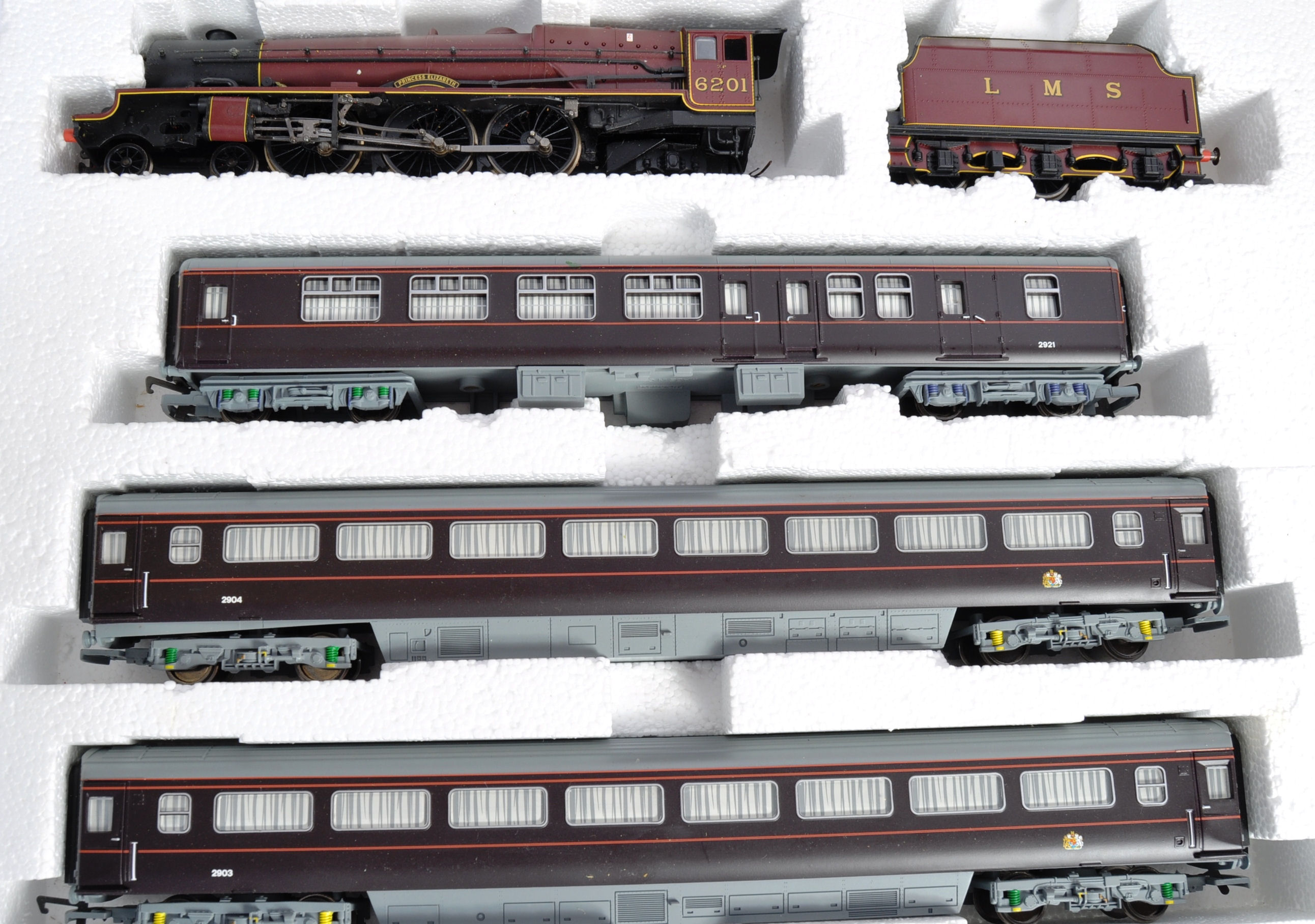 HORNBY 00 GAUGE BOXED SET ' THE ROYAL TRAIN ' MODEL RAILWAY - Image 3 of 5