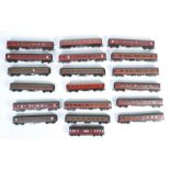 COLLECTION OF 00 GAUGE MODEL RAILWAY CARRIAGES