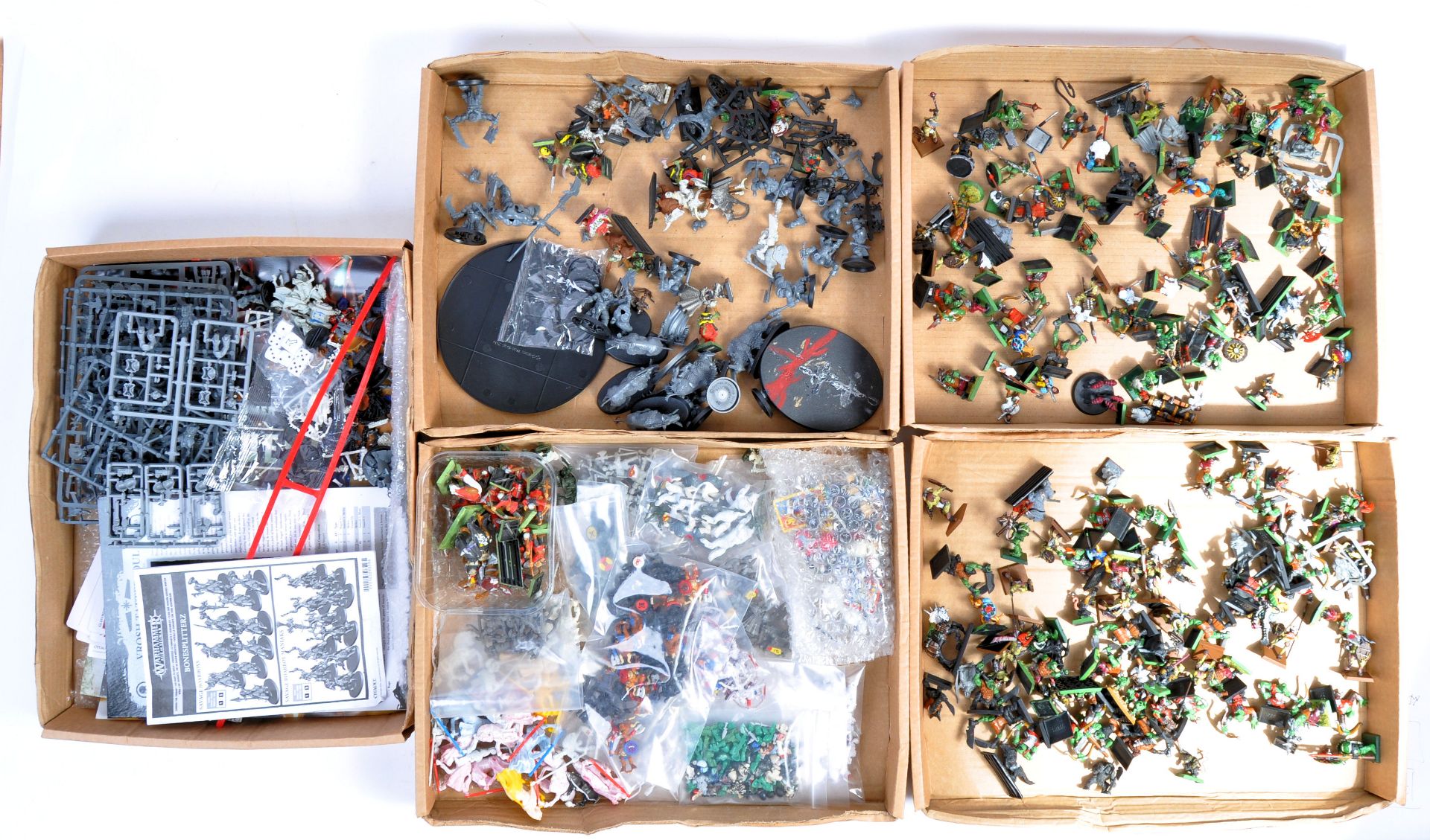 COLLECTION OF ASSORTED WARHAMMER WARGAMING FIGURINES
