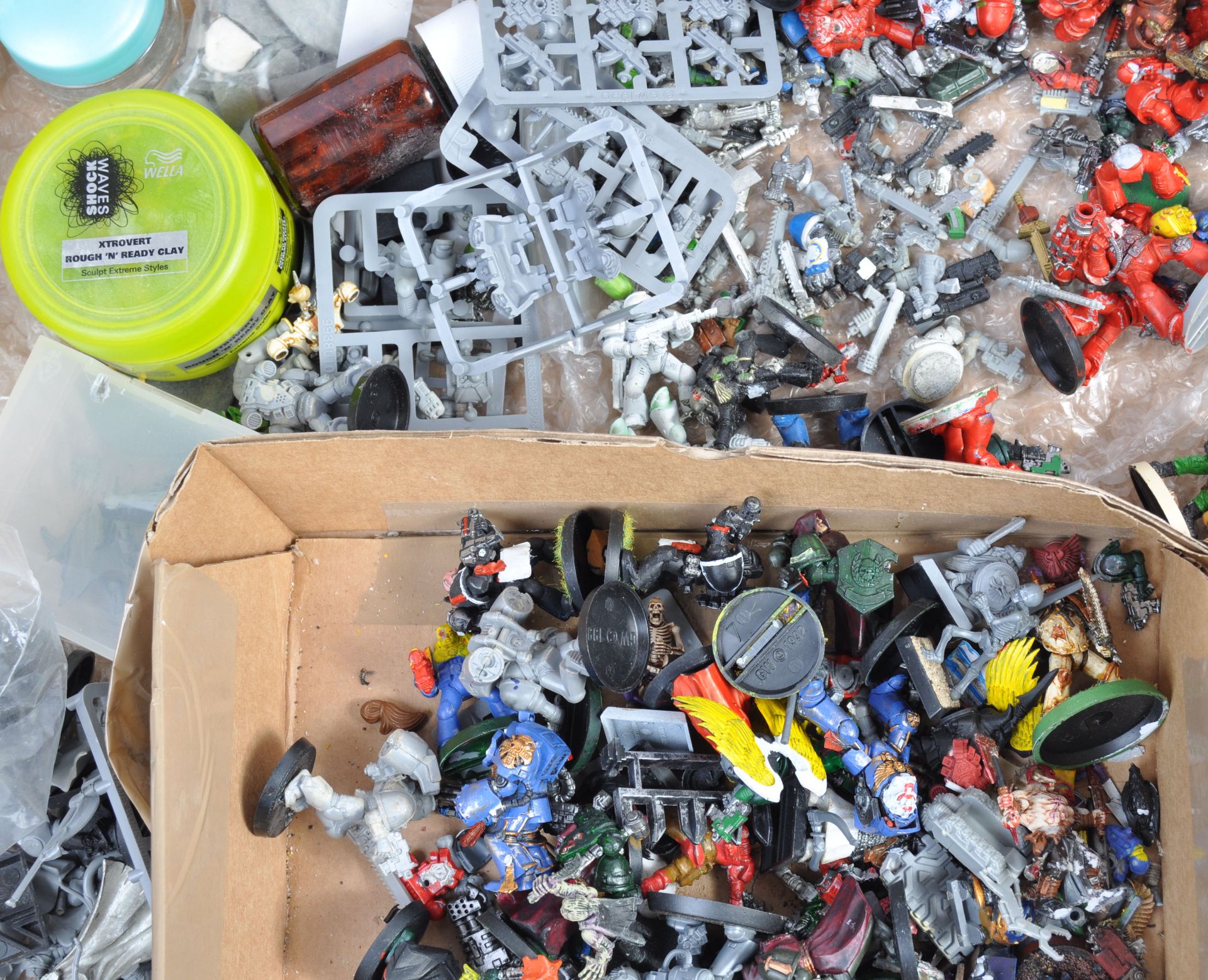 LARGE COLLECTION OF ASSORTED WARHAMMER FIGURINES - Image 2 of 9