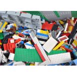 LARGE COLLECTION OF ASSORTED VINTAGE LEGO & MINIFIGURES