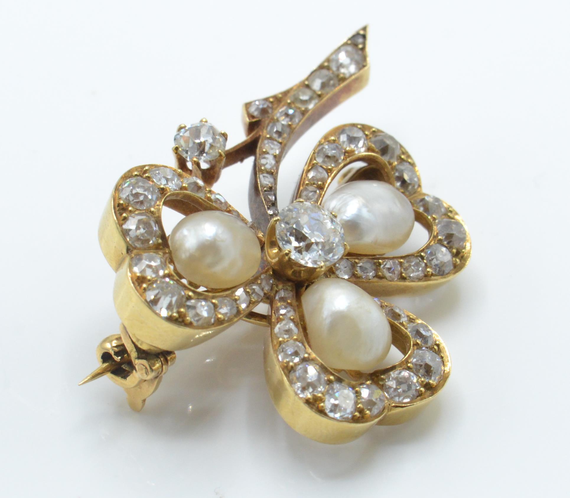 A gold pearl and diamond brooch pin. The brooch in the form of a shamrock - Image 2 of 5