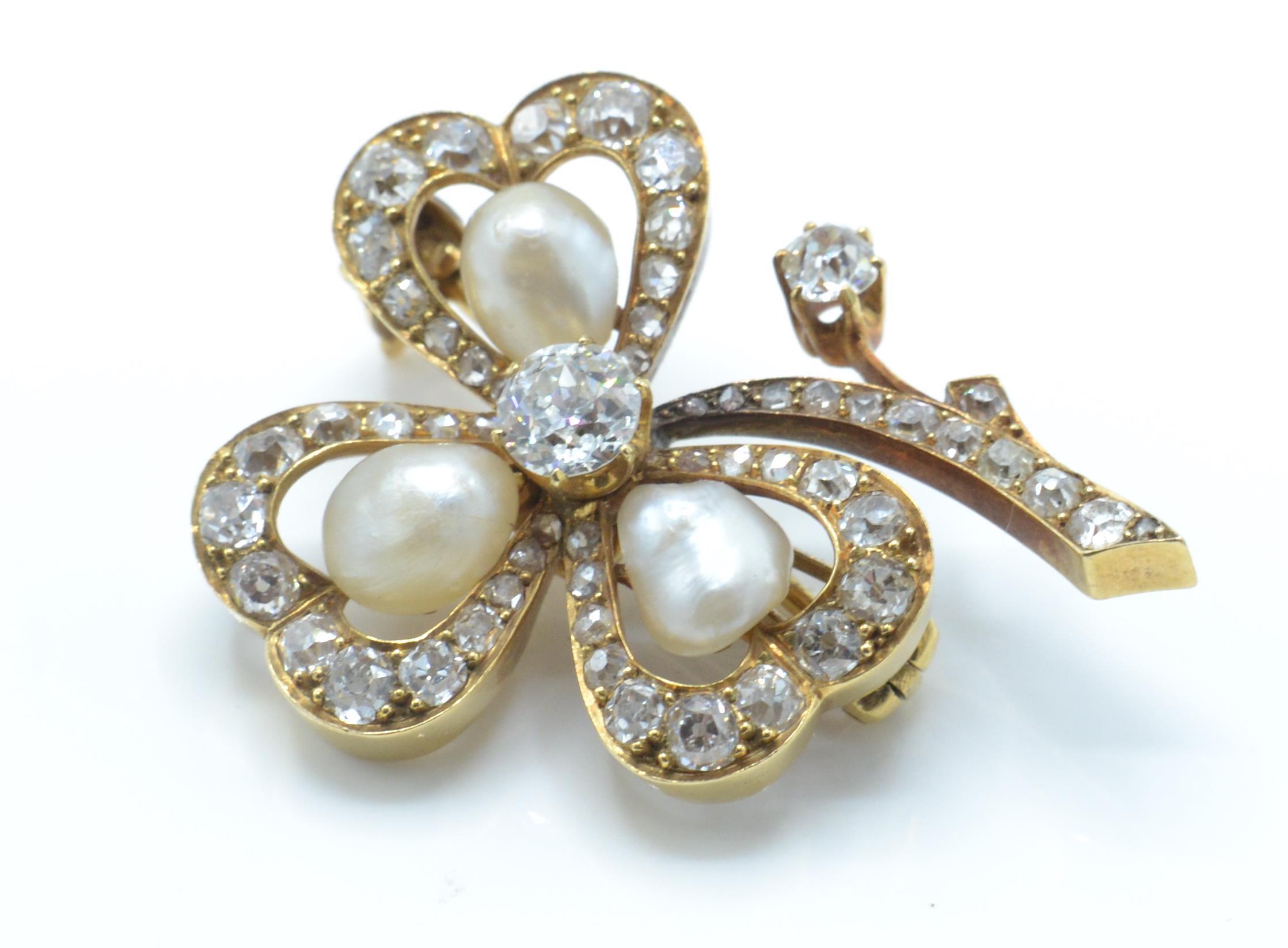 A gold pearl and diamond brooch pin. The brooch in the form of a shamrock - Image 3 of 5