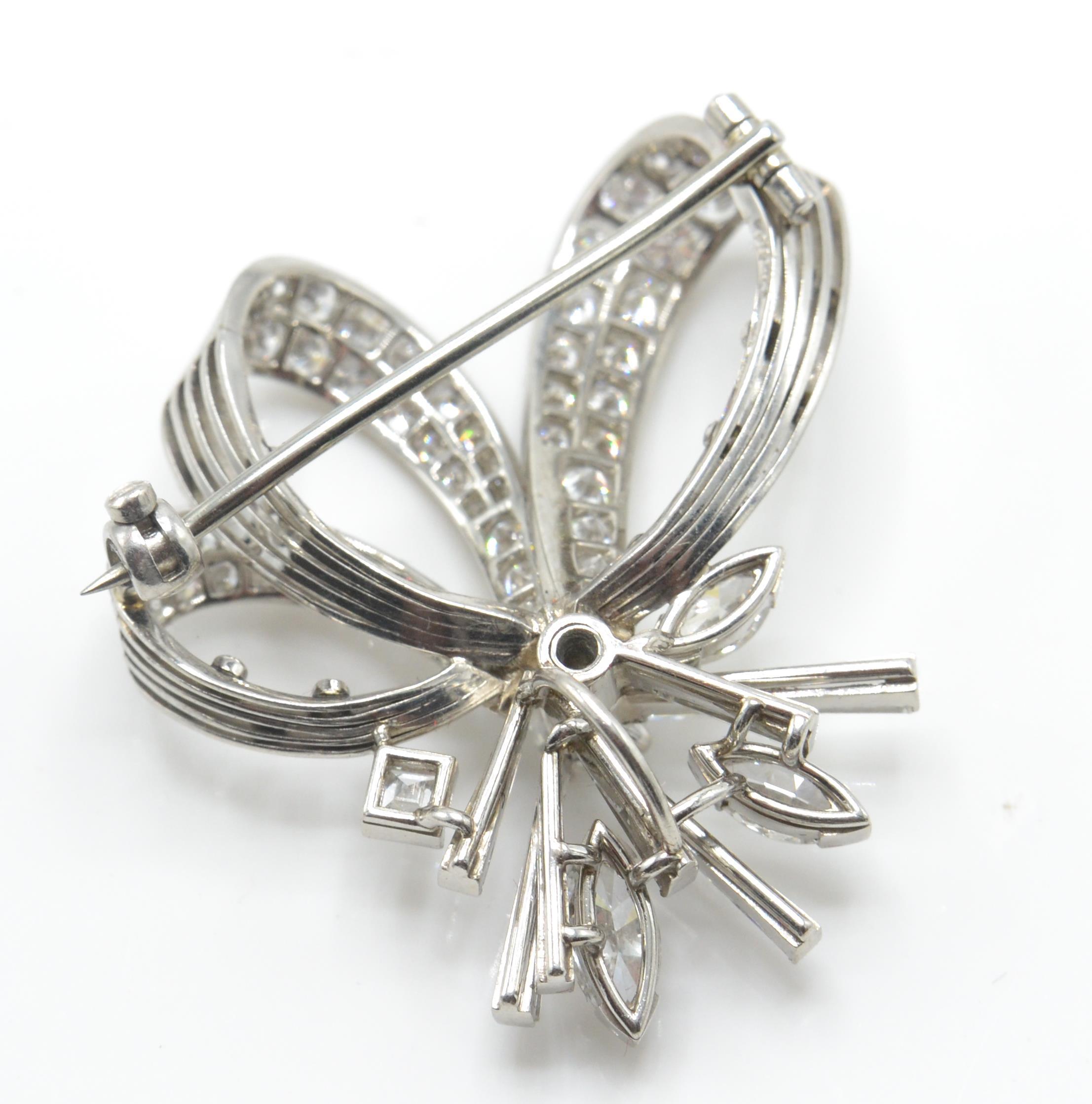 An 18ct gold, platinum and diamond Cartier brooch pin in the form of a ribbon spray - Image 3 of 11
