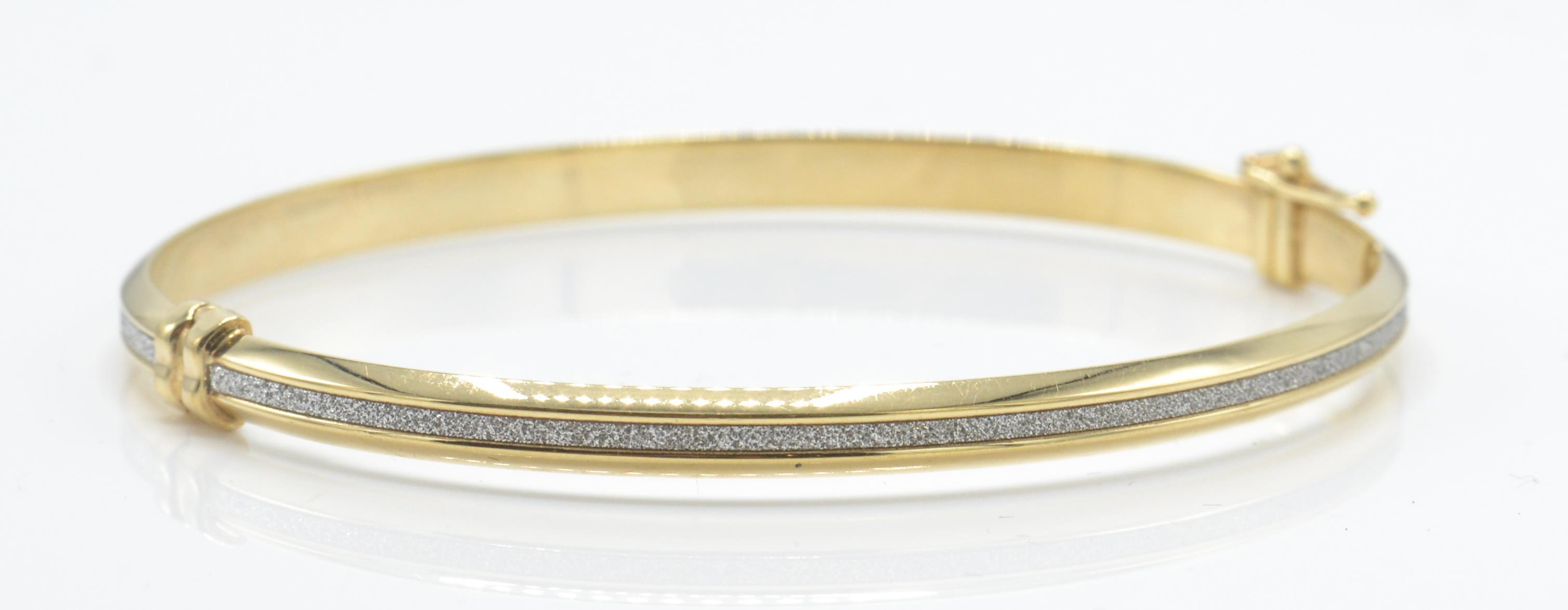 A Hallmarked 9ct White & Yellow Gold Bangle - Image 2 of 5