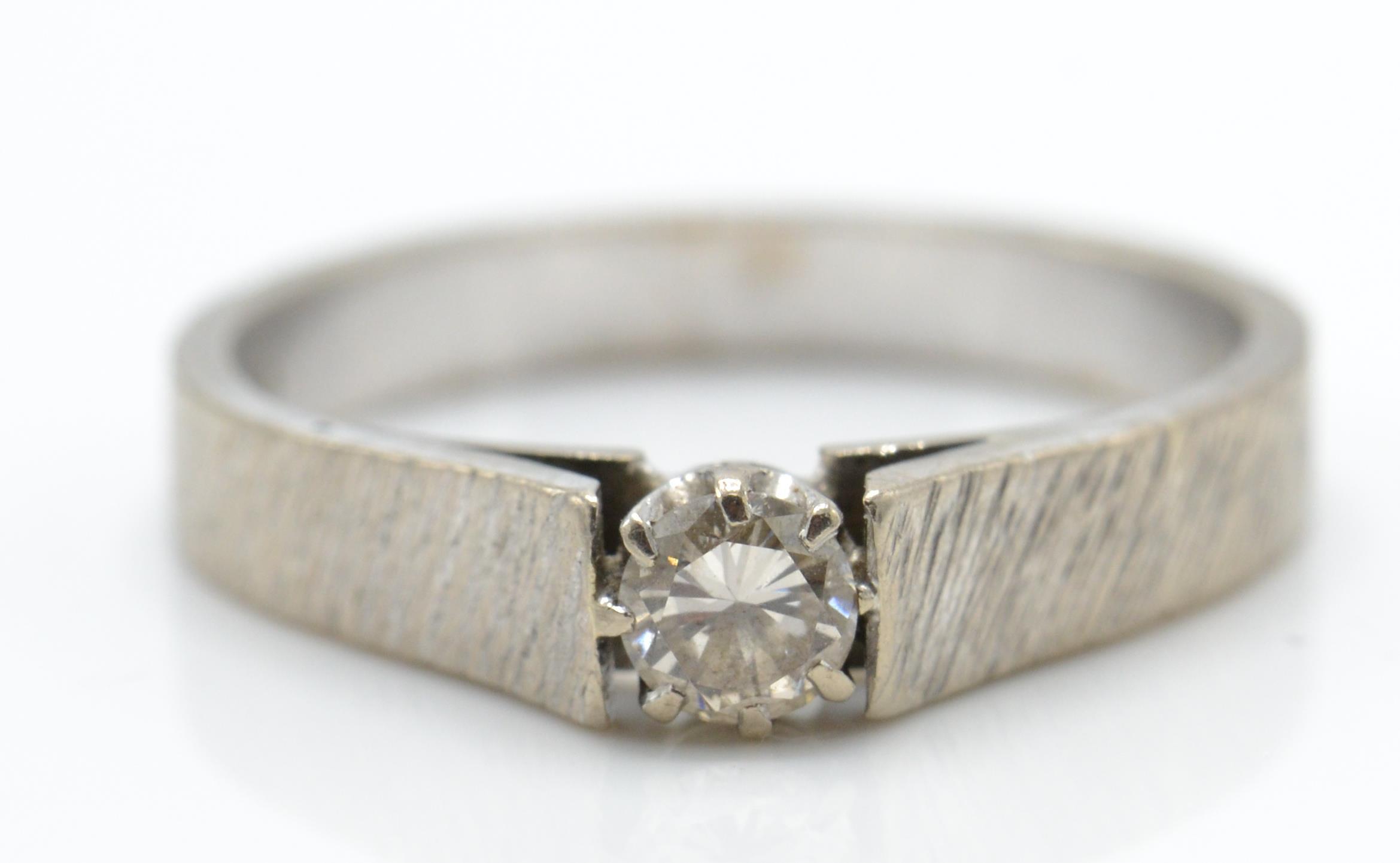 An 18ct white gold and diamond solitaire ring - Image 4 of 4
