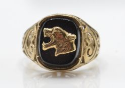 A 9ct gold hallmarked tiger ring. The ring with a basket set black onyx cameo set with tiger's head