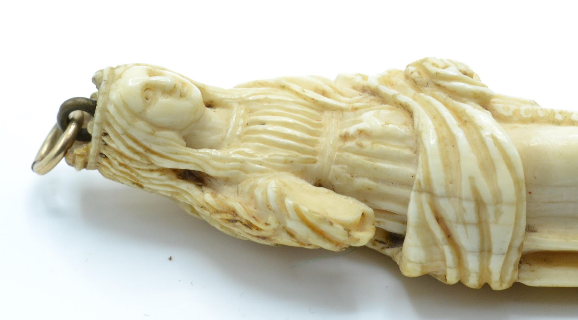 A 19th century Victorian Ivory carved dieppe figural large pendant in the form of Madonna - Bild 3 aus 4