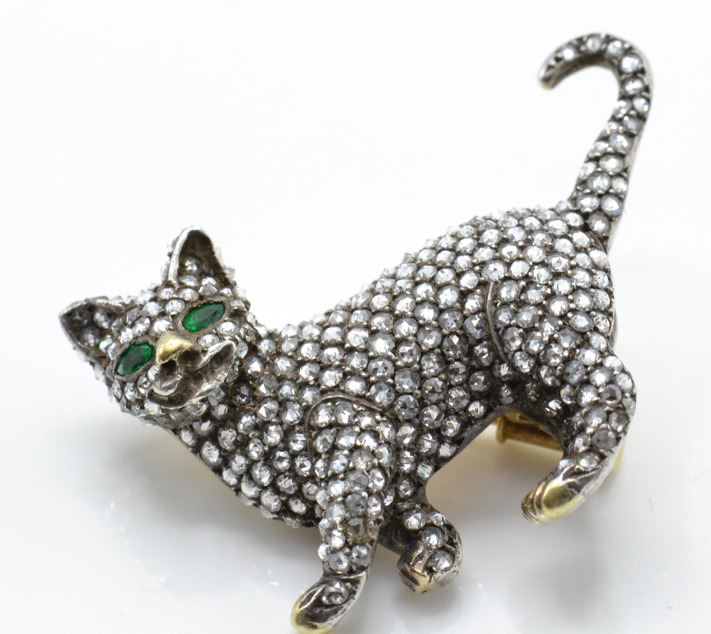 A gold emerald and diamond figural brooch pin. The brooch in the form of a cat - Image 2 of 4