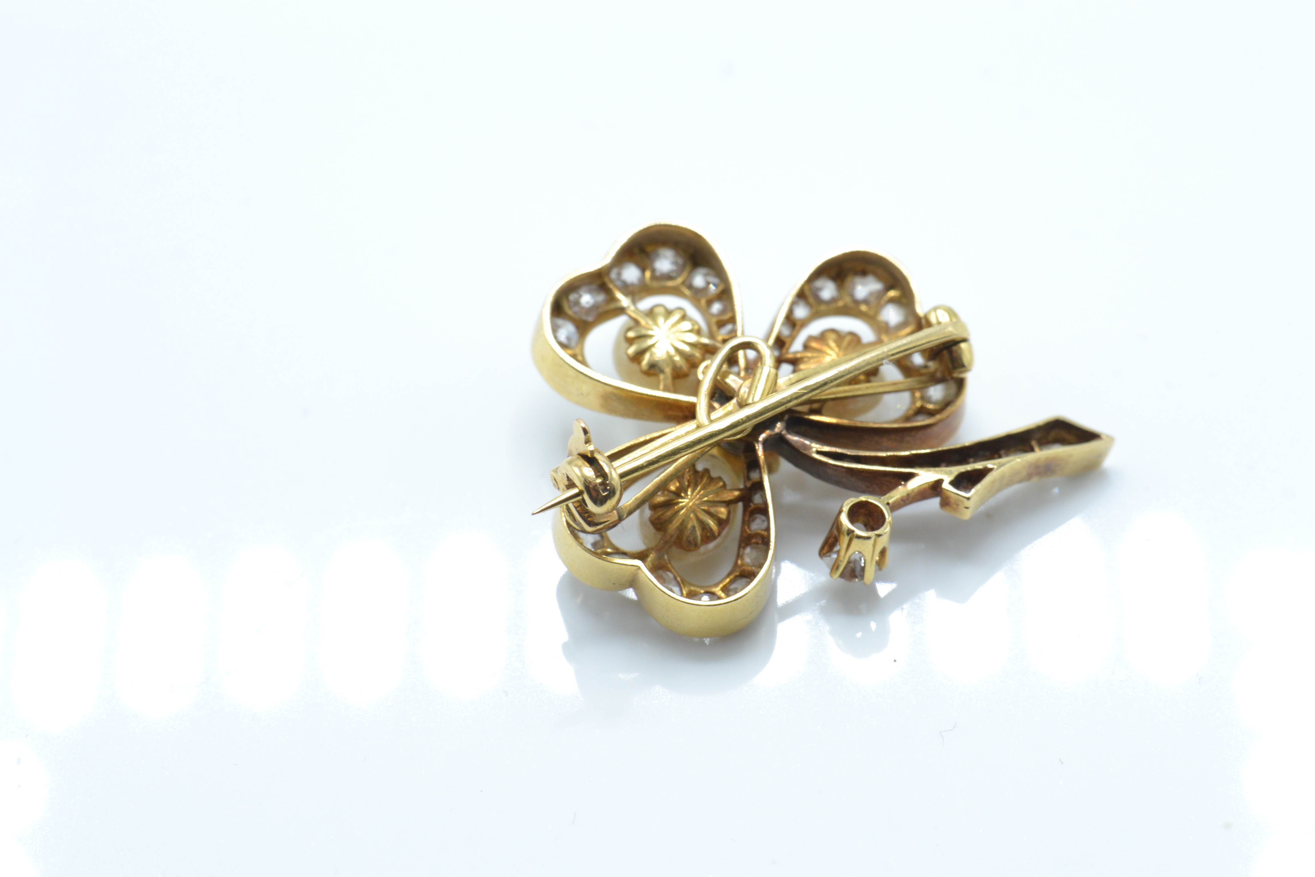 A gold pearl and diamond brooch pin. The brooch in the form of a shamrock - Image 5 of 5