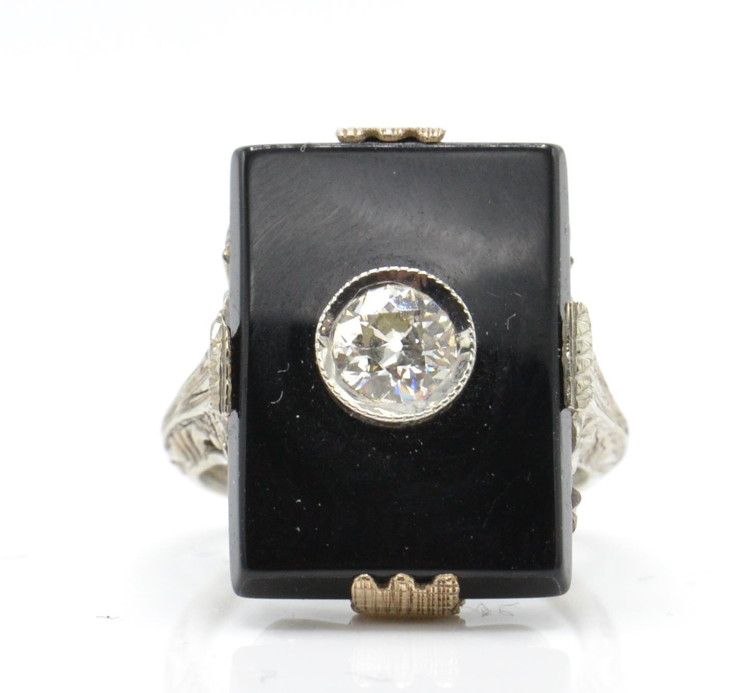 An 18ct Gold Onyx & Diamond Plaque Ring - Image 2 of 5
