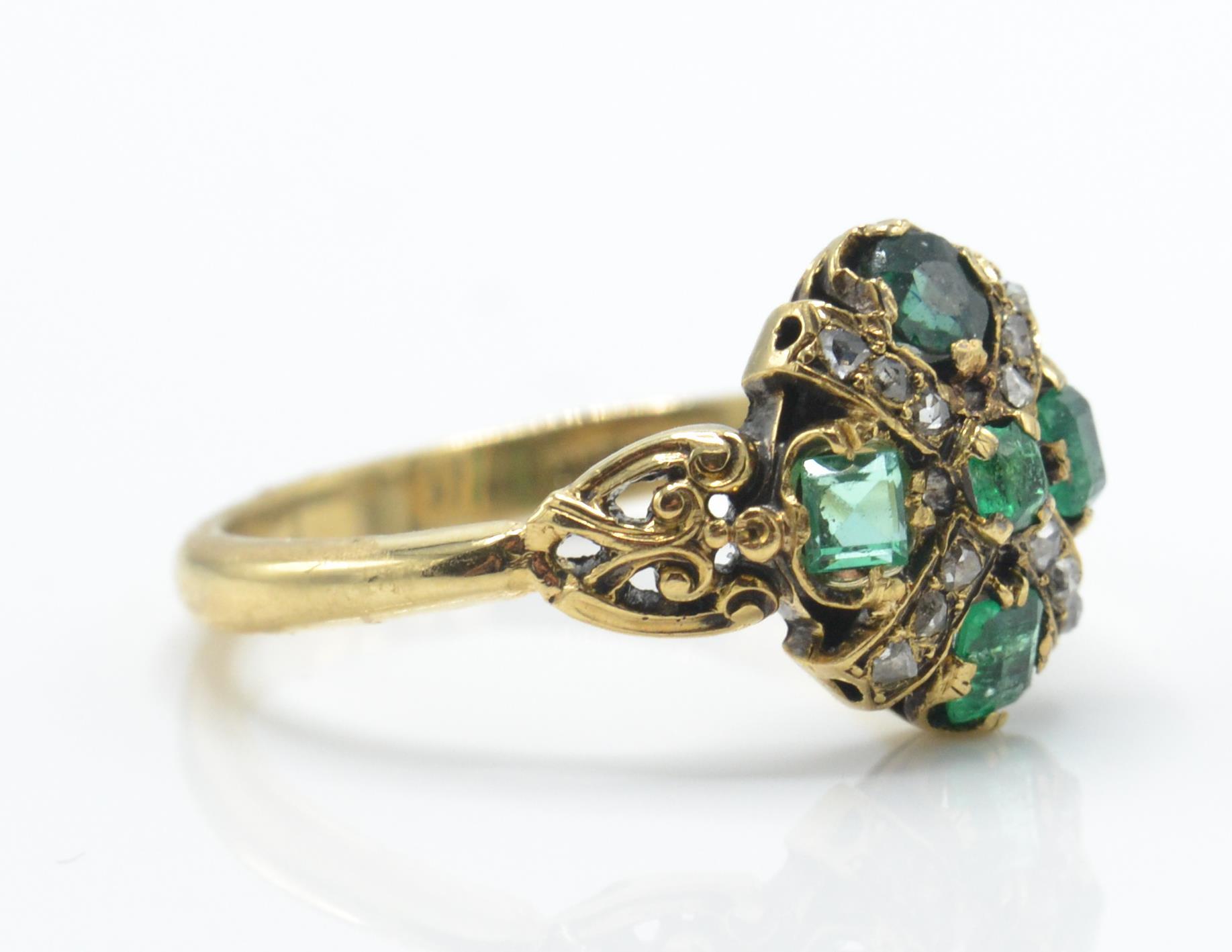 An antique 18ct hallmarked emerald and diamond ring. The ring set with 5 emeralds and rose cut - Image 3 of 5