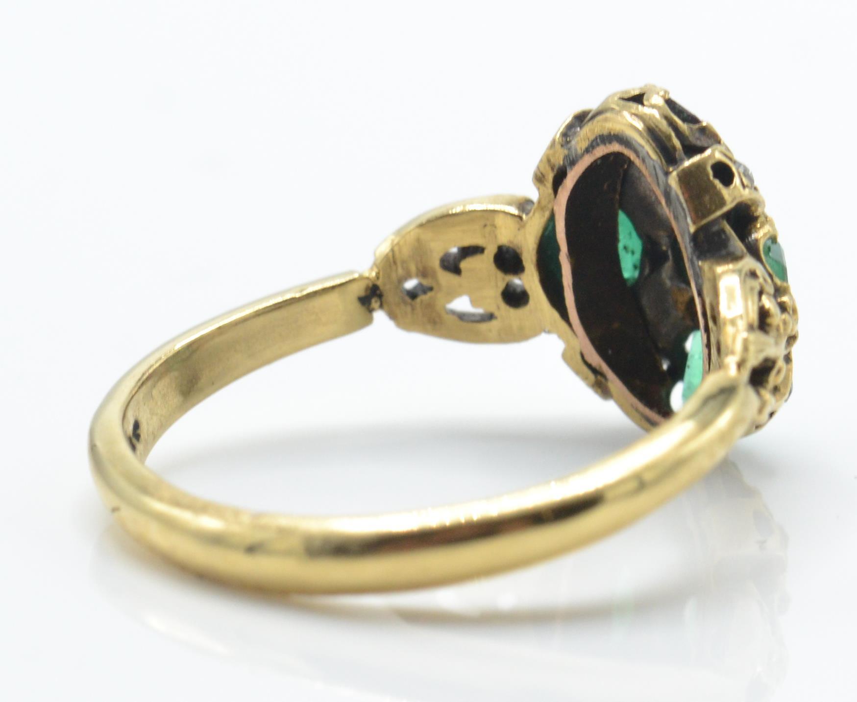 An antique 18ct hallmarked emerald and diamond ring. The ring set with 5 emeralds and rose cut - Image 5 of 5