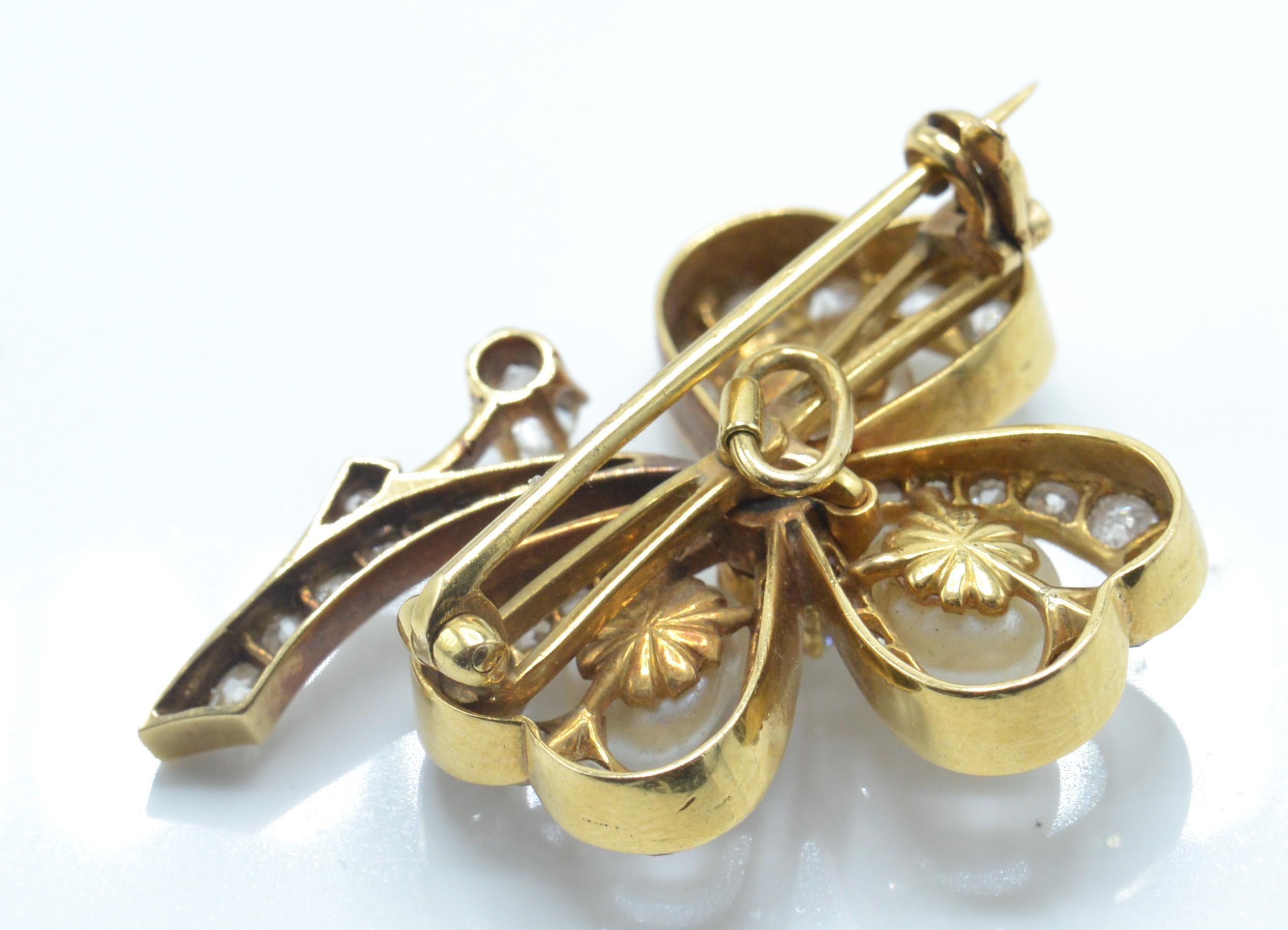 A gold pearl and diamond brooch pin. The brooch in the form of a shamrock - Image 4 of 5