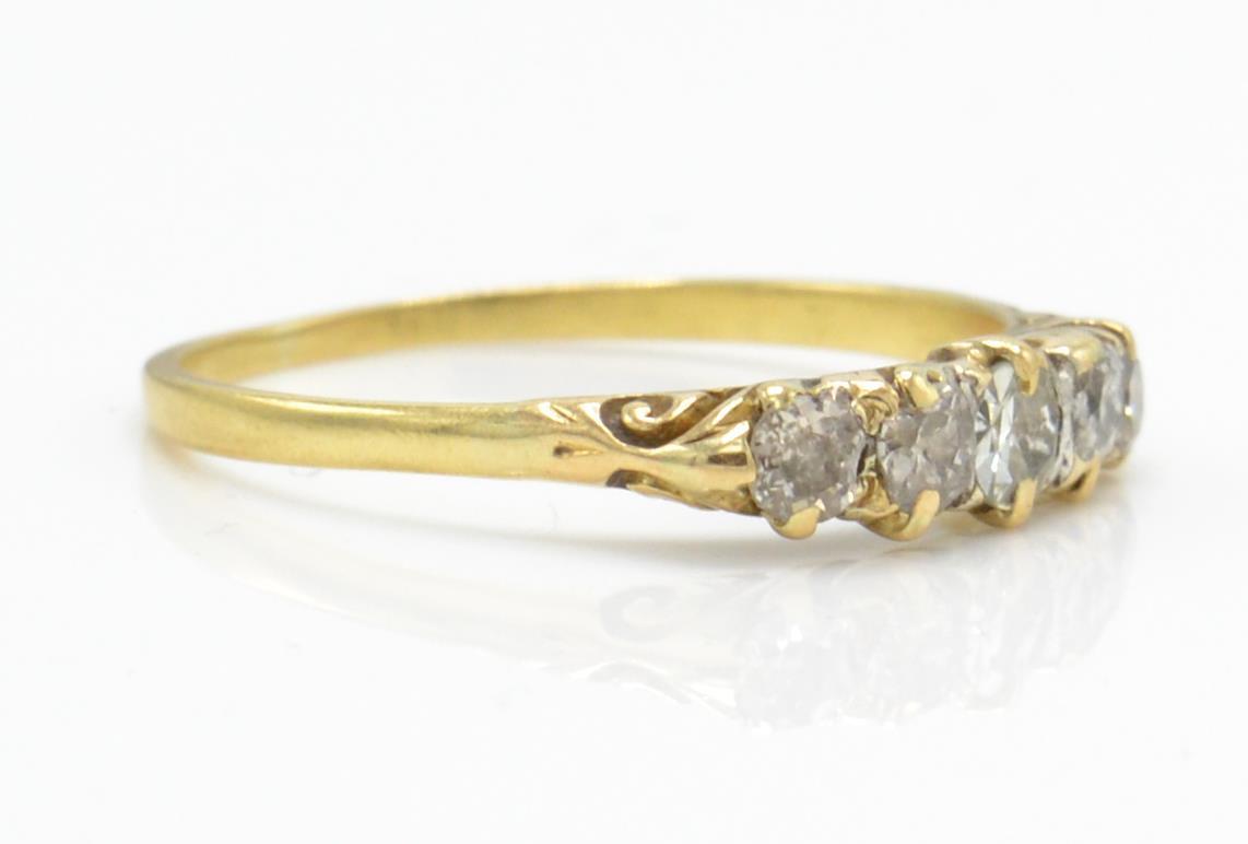 A hallmarked 18ct gold 5 stone diamond ring - Image 3 of 4