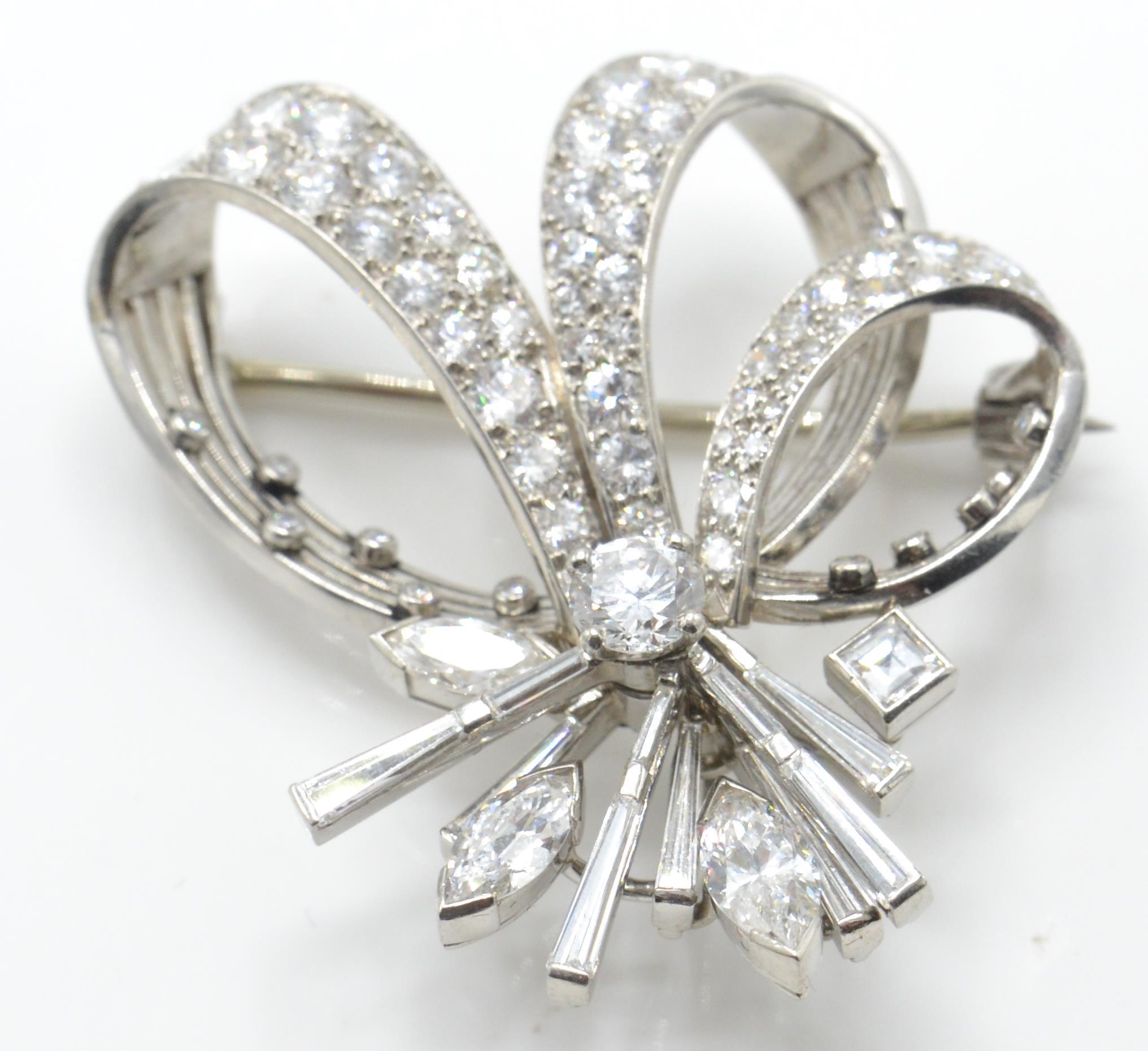 An 18ct gold, platinum and diamond Cartier brooch pin in the form of a ribbon spray - Image 5 of 11