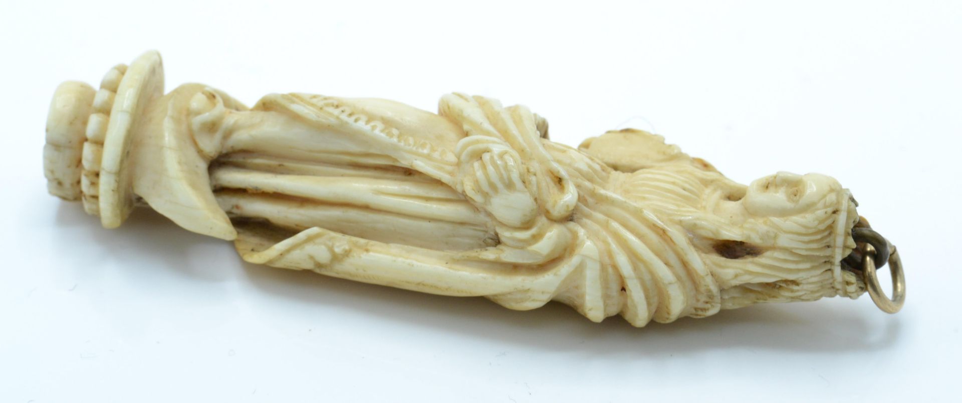 A 19th century Victorian Ivory carved dieppe figural large pendant in the form of Madonna - Bild 4 aus 4