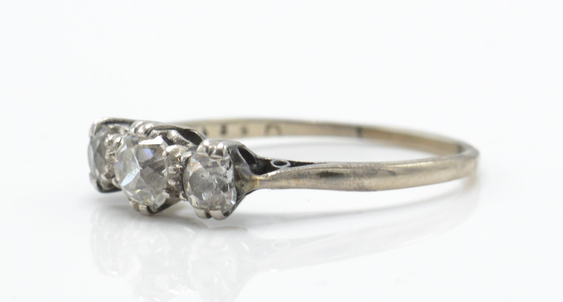 An 18ct white and platinum 3 stone ring. The ring set with graduating old cut diamonds - Image 2 of 4