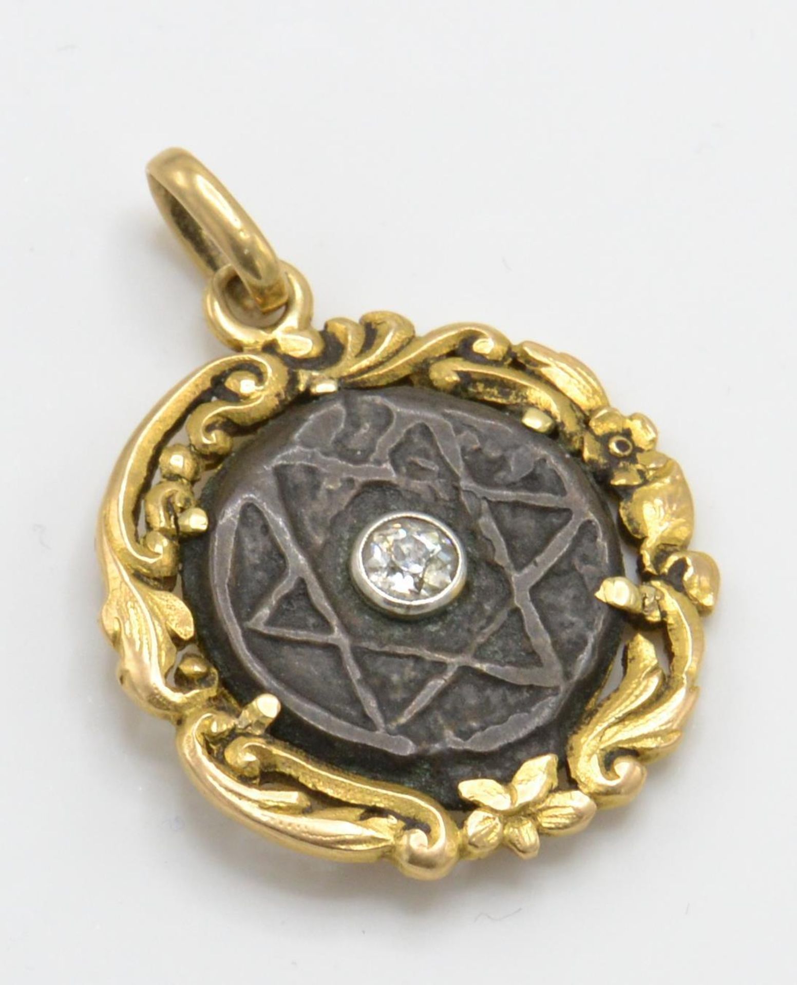 A 19th century gold and diamond pendant. The pendant having a gold scrolled foliate mount - Bild 2 aus 3