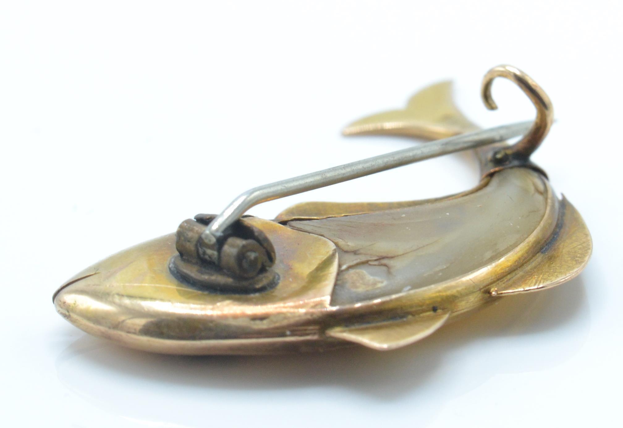 A vintage gold and horn figural brooch pin. The brooch on the form of a fish having a horn body - Image 5 of 5