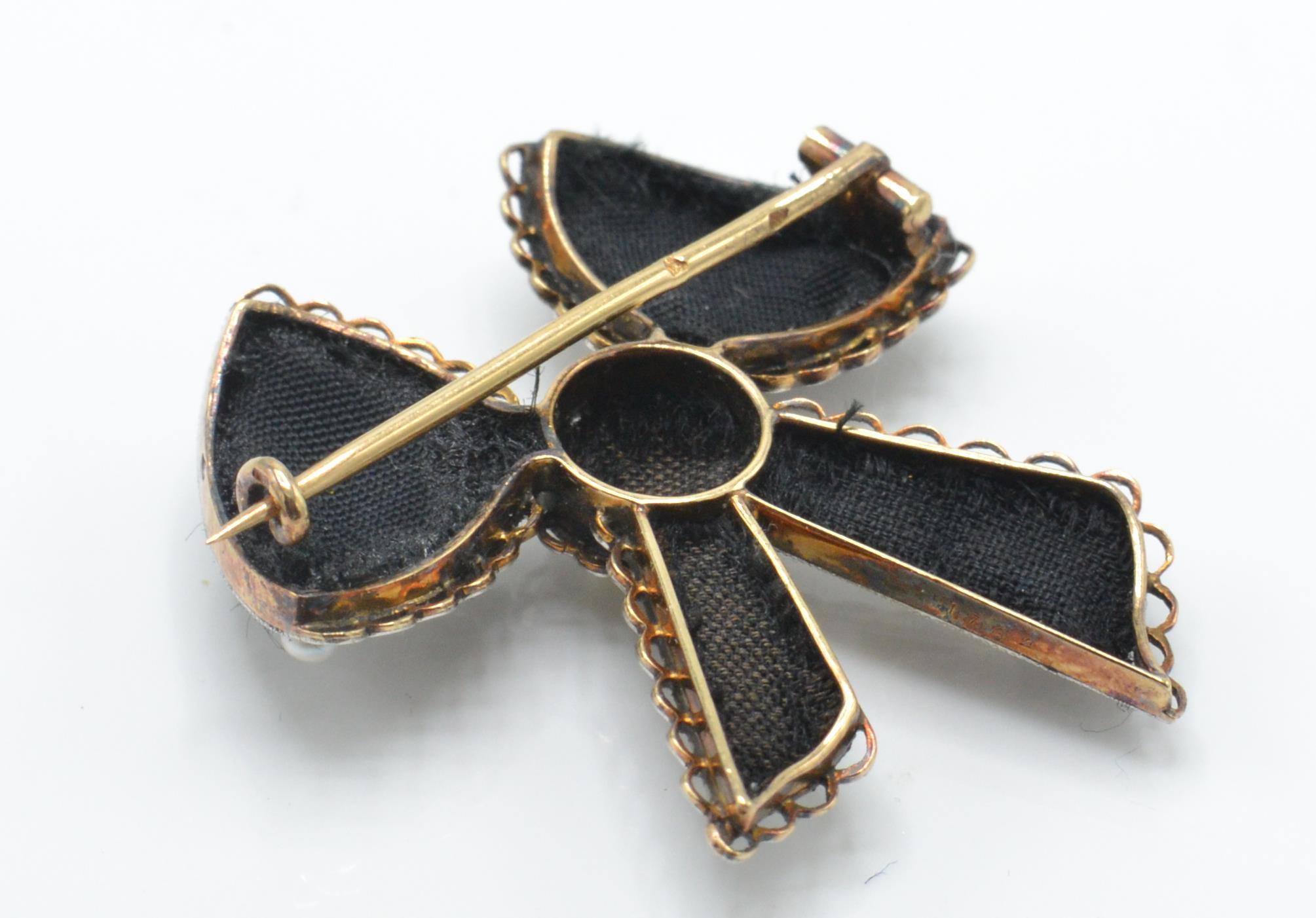 A French 18ct gold and platinum Belle Epoque brooch pin. The brooch in the form of a bow - Image 3 of 5