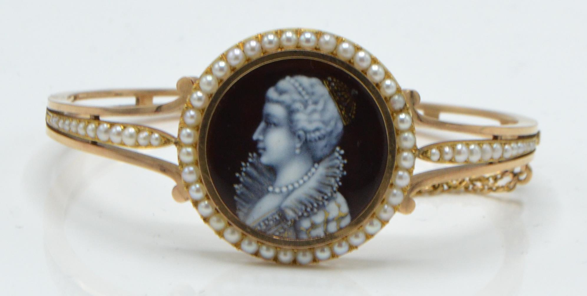 A 19TH CENTURY GOLD & SEED PEARL HINGED BANGLE BRACELET - Image 5 of 5