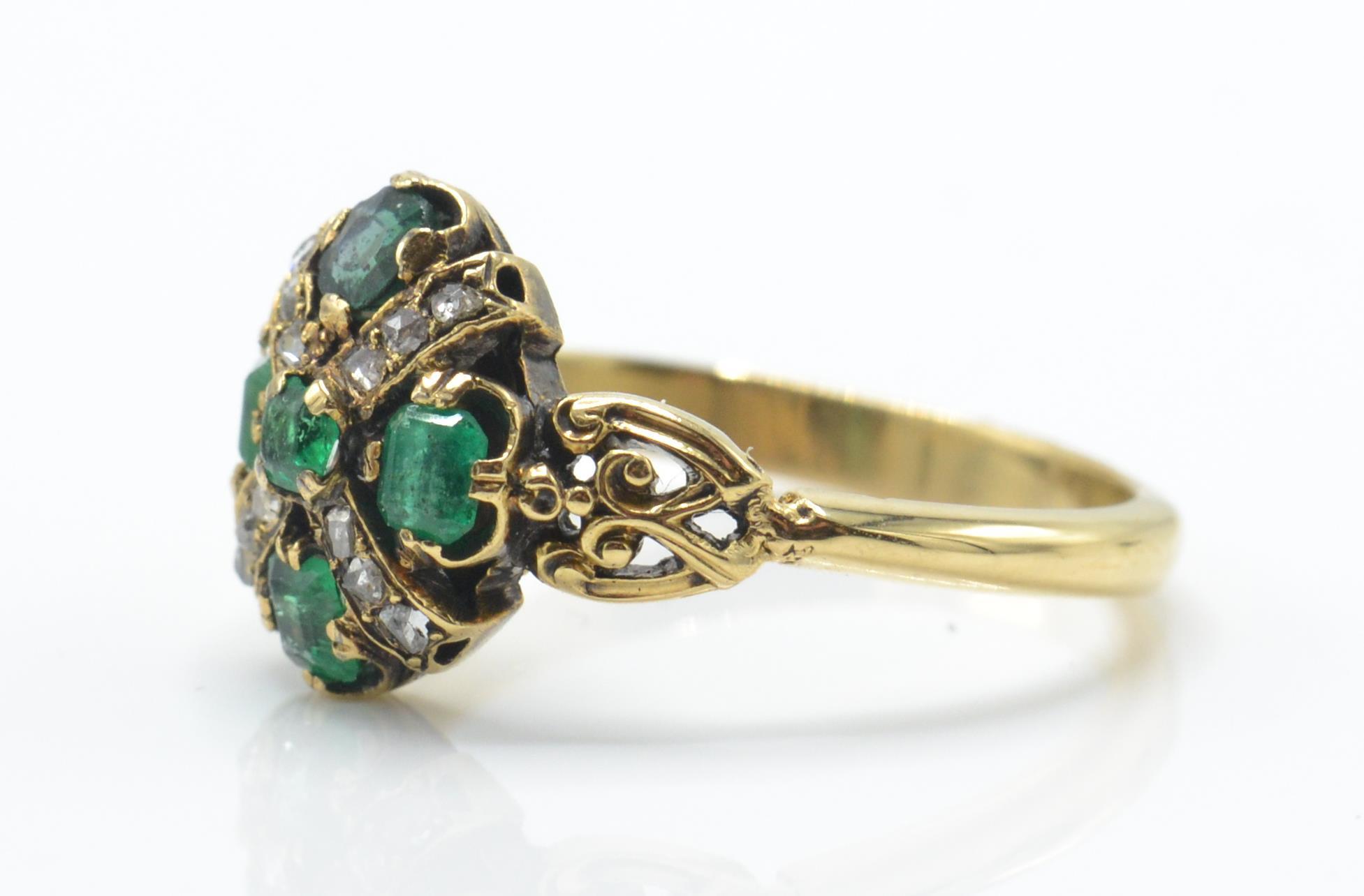 An antique 18ct hallmarked emerald and diamond ring. The ring set with 5 emeralds and rose cut - Image 2 of 5