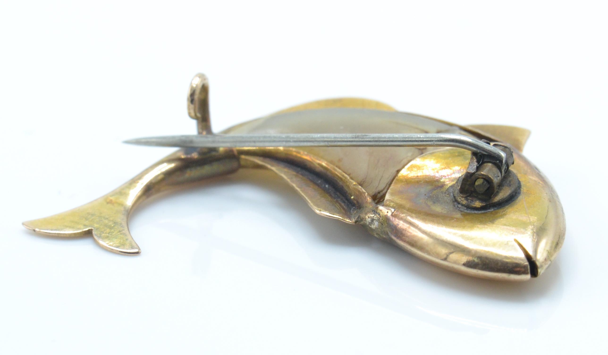 A vintage gold and horn figural brooch pin. The brooch on the form of a fish having a horn body - Image 4 of 5