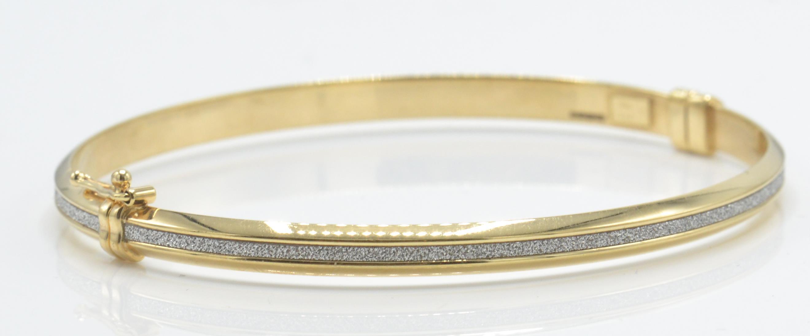 A Hallmarked 9ct White & Yellow Gold Bangle - Image 3 of 5