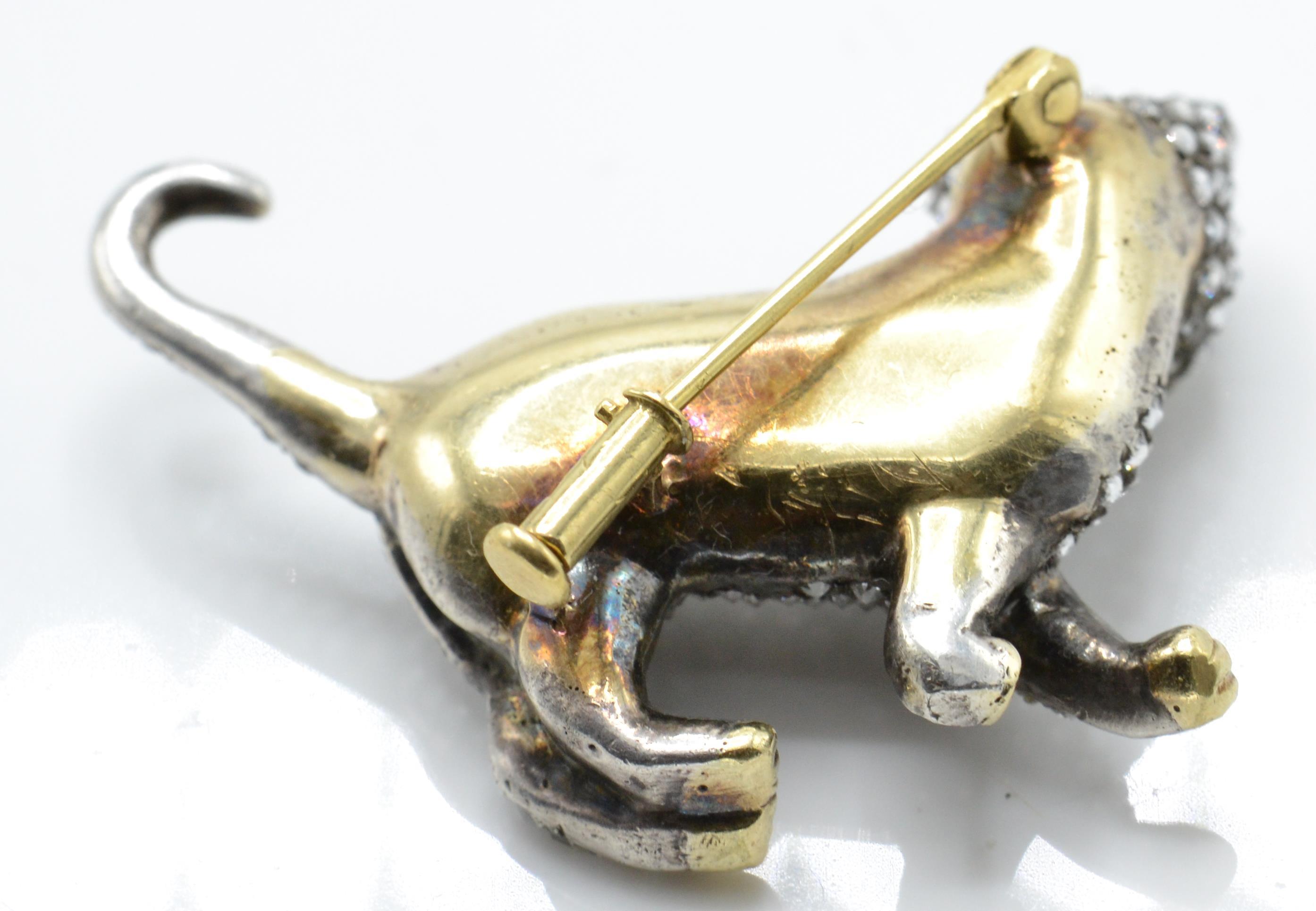 A gold emerald and diamond figural brooch pin. The brooch in the form of a cat - Image 3 of 4