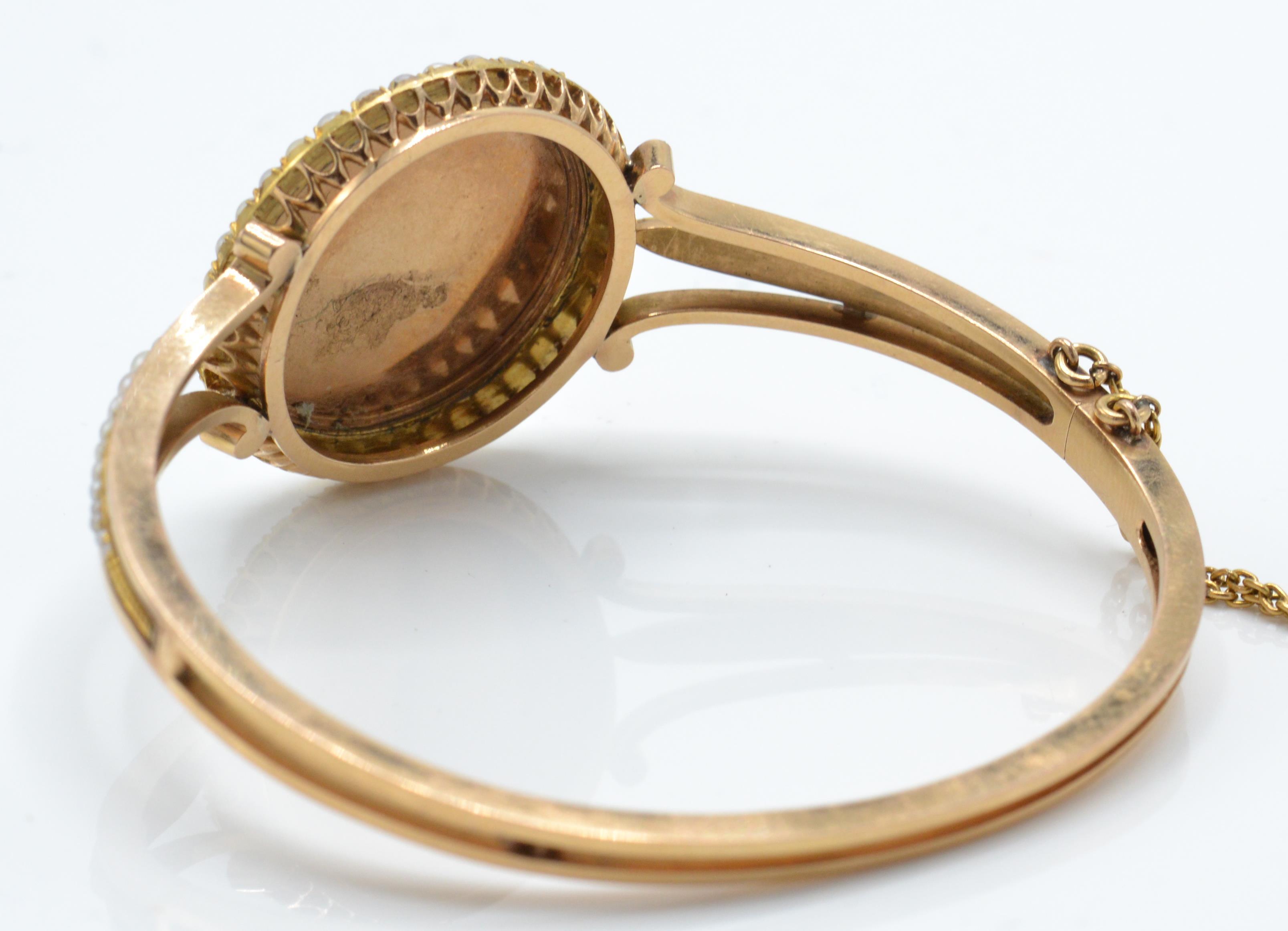 A 19TH CENTURY GOLD & SEED PEARL HINGED BANGLE BRACELET - Image 4 of 5