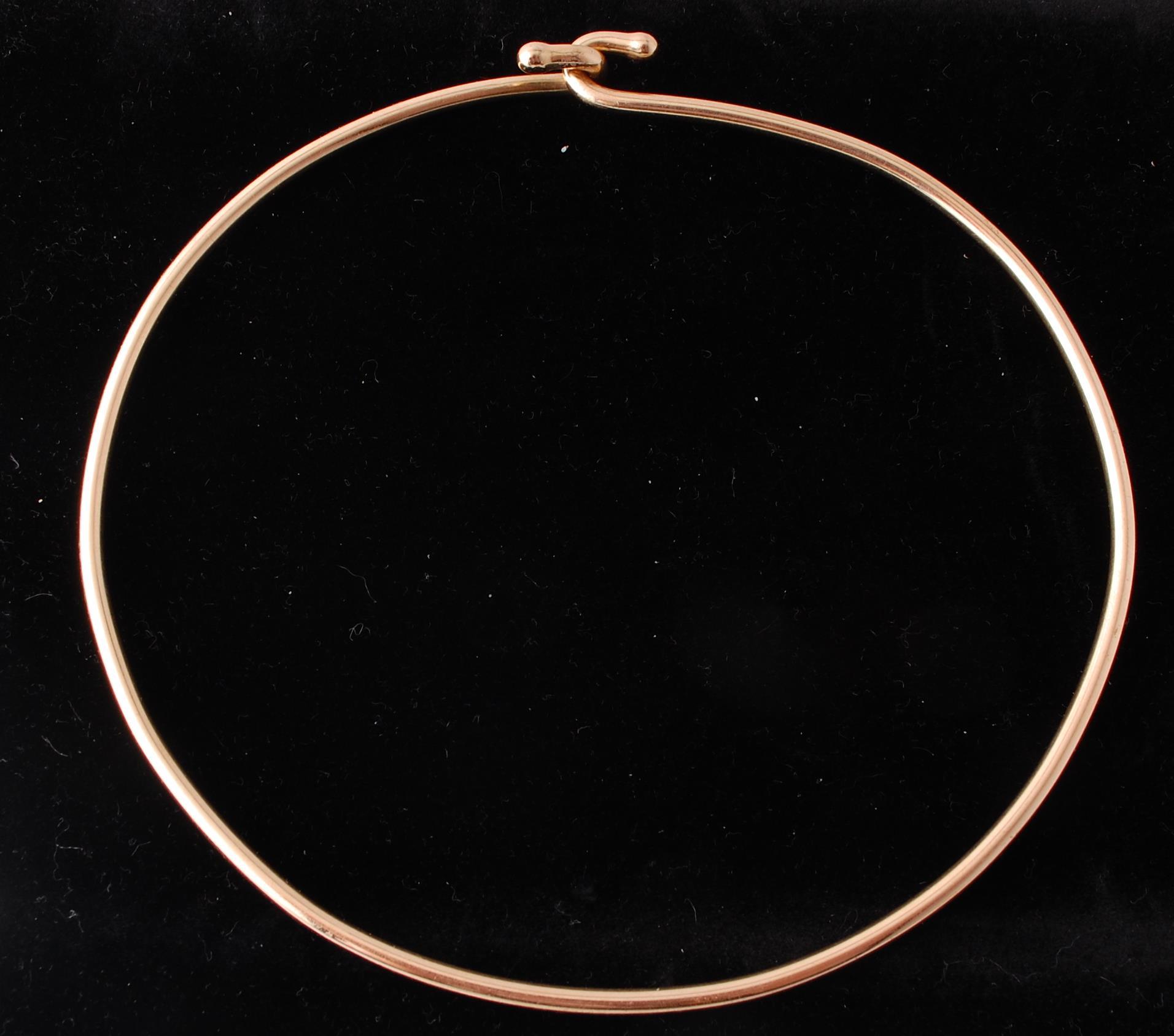 9CT GOLD CHOKER OF CIRCULAR FORM WITH CROOK CLASPS