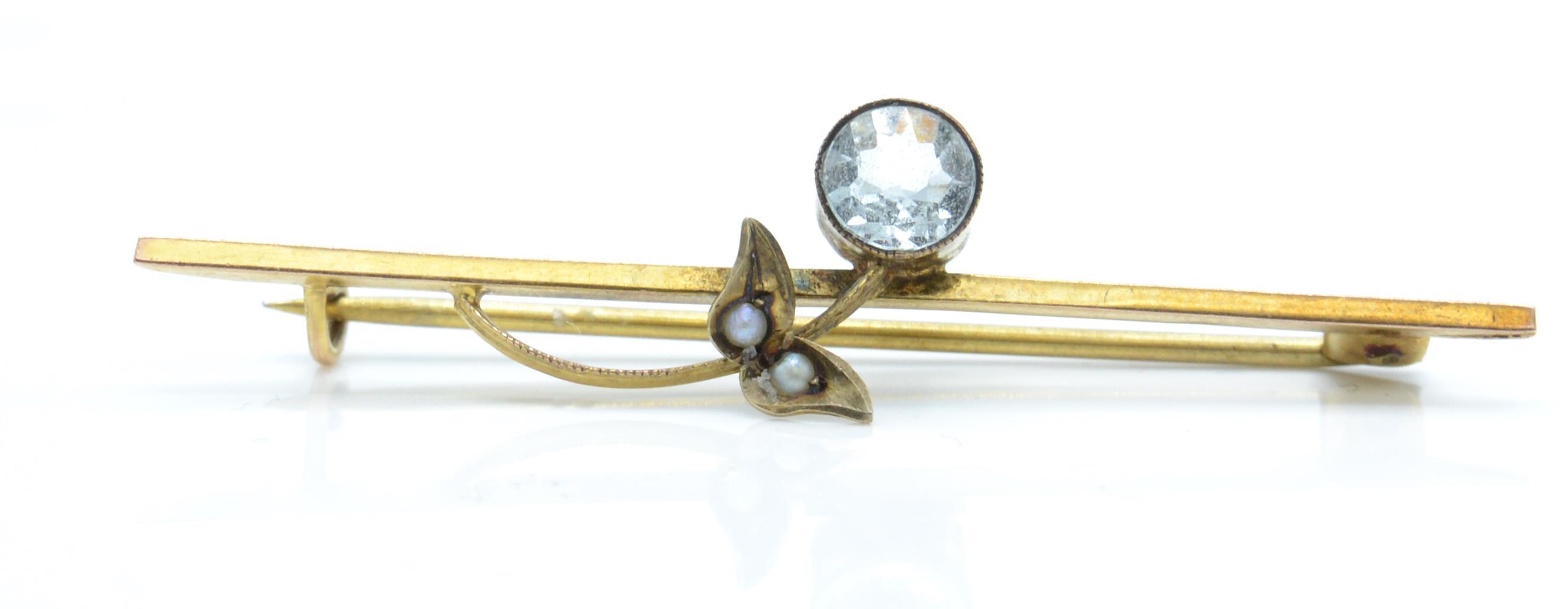 A 9ct gold aquamarine and pearl bar brooch pin.