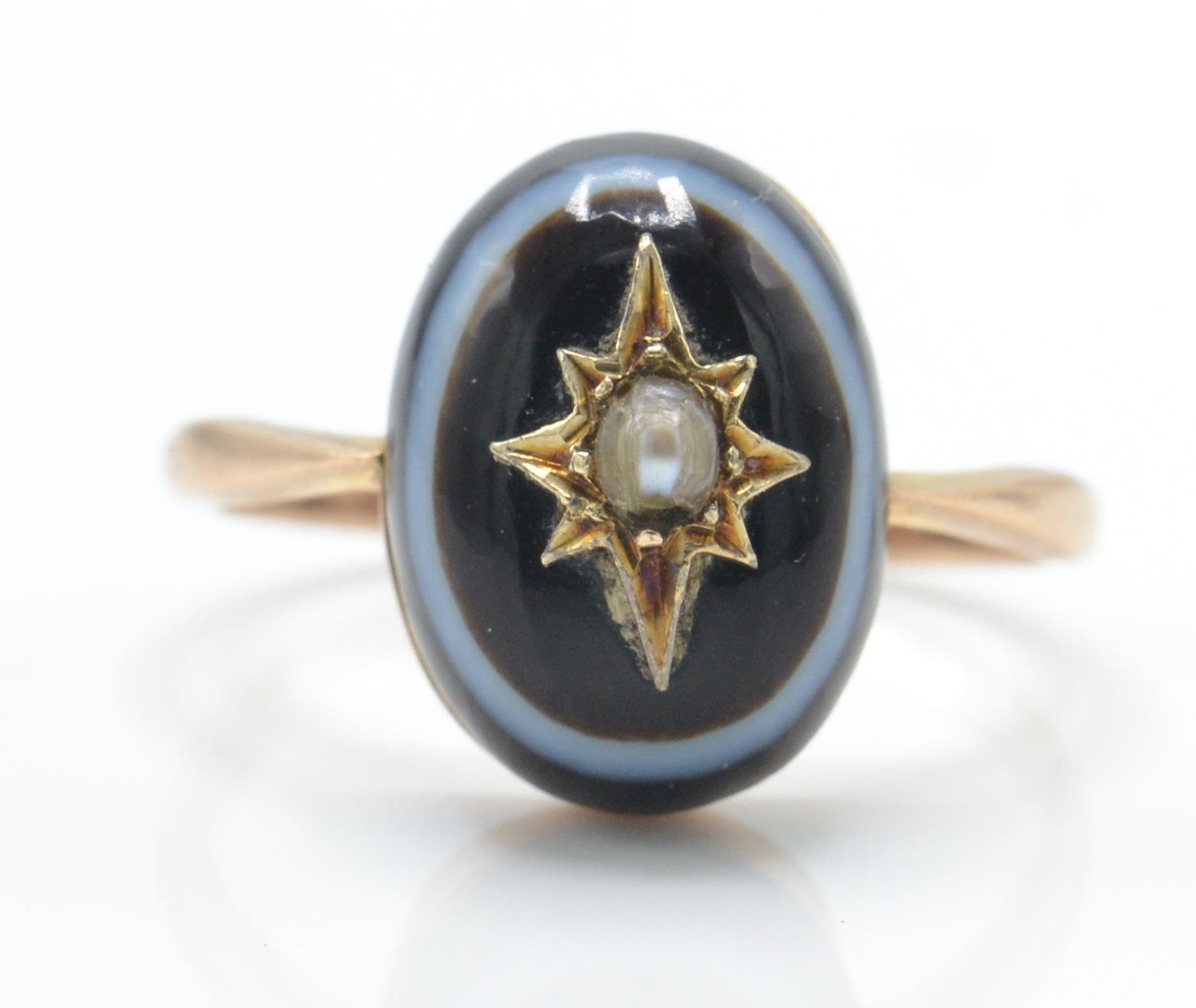 An Antique 9ct Gold Banded Agate & Pearl Ring