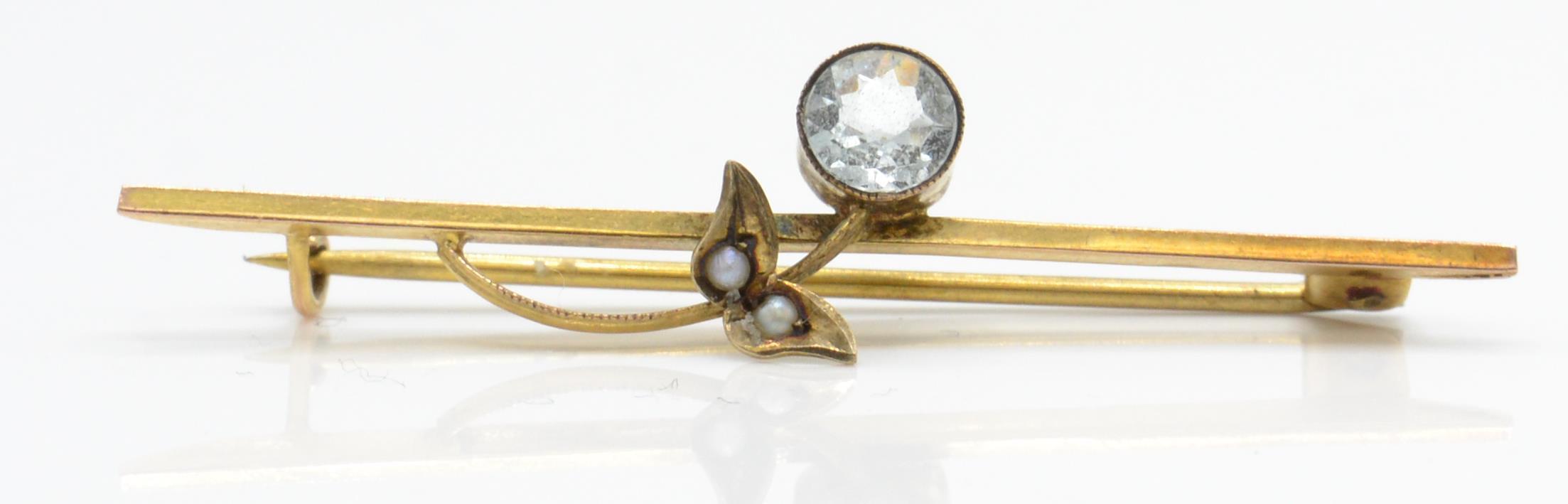 A 9ct gold aquamarine and pearl bar brooch pin. - Image 3 of 4