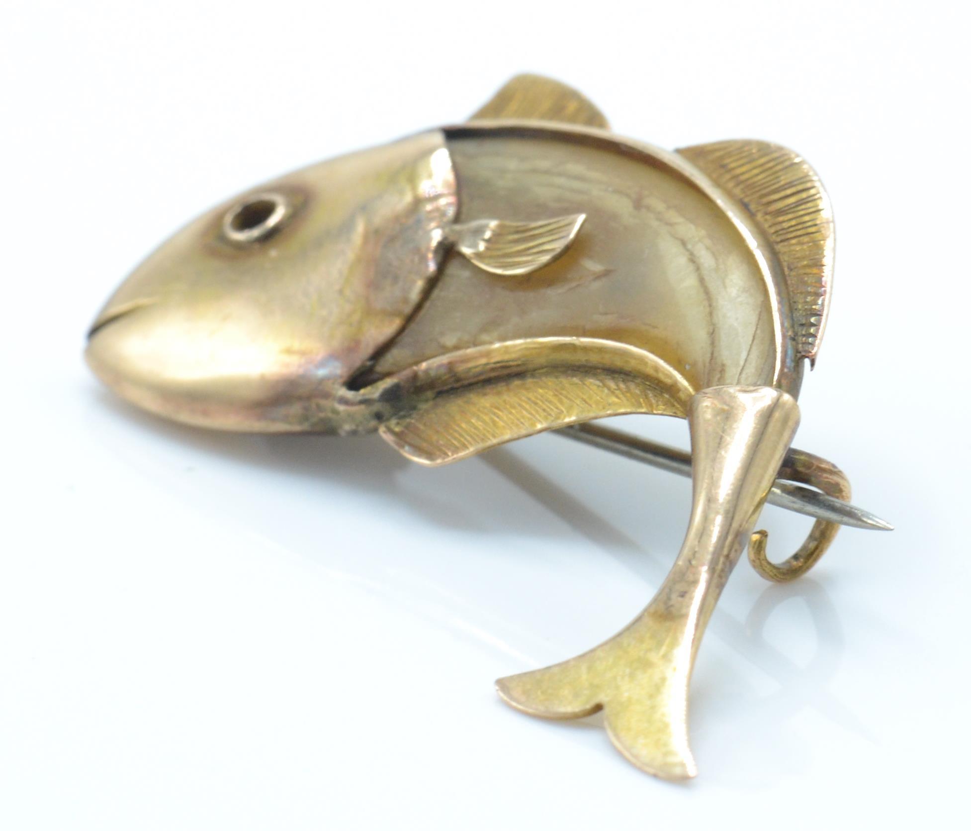 A vintage gold and horn figural brooch pin. The brooch on the form of a fish having a horn body - Image 3 of 5