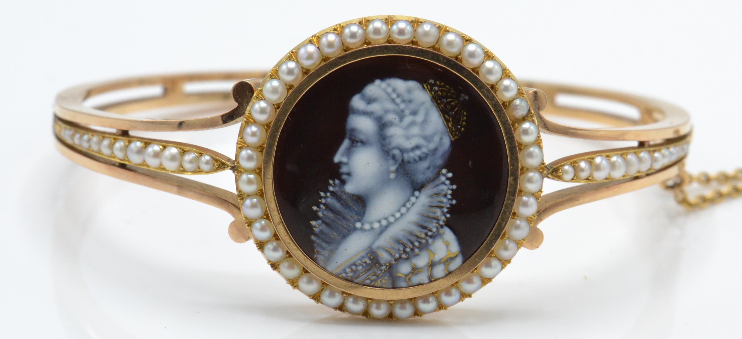 A 19TH CENTURY GOLD & SEED PEARL HINGED BANGLE BRACELET - Image 2 of 5