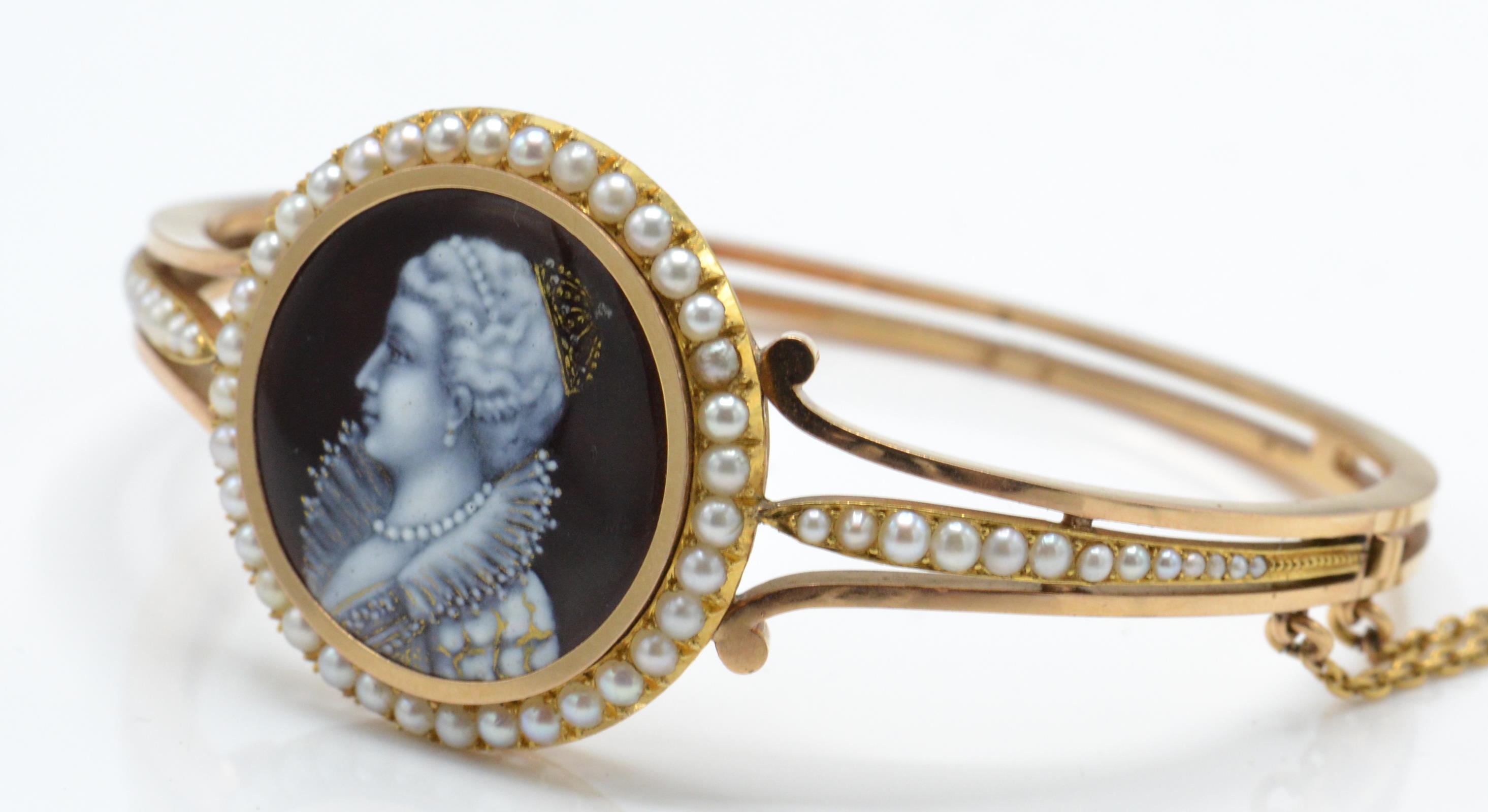 A 19TH CENTURY GOLD & SEED PEARL HINGED BANGLE BRACELET