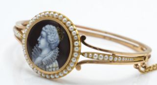 A 19TH CENTURY GOLD & SEED PEARL HINGED BANGLE BRACELET