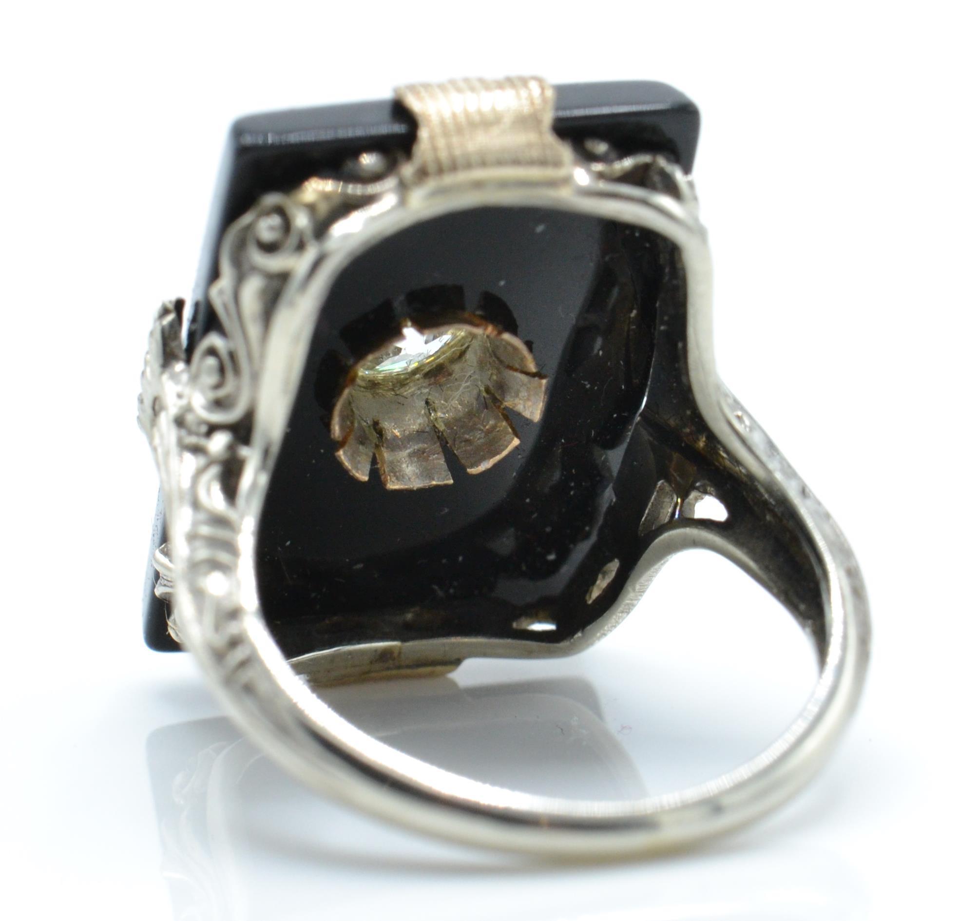 An 18ct Gold Onyx & Diamond Plaque Ring - Image 5 of 5