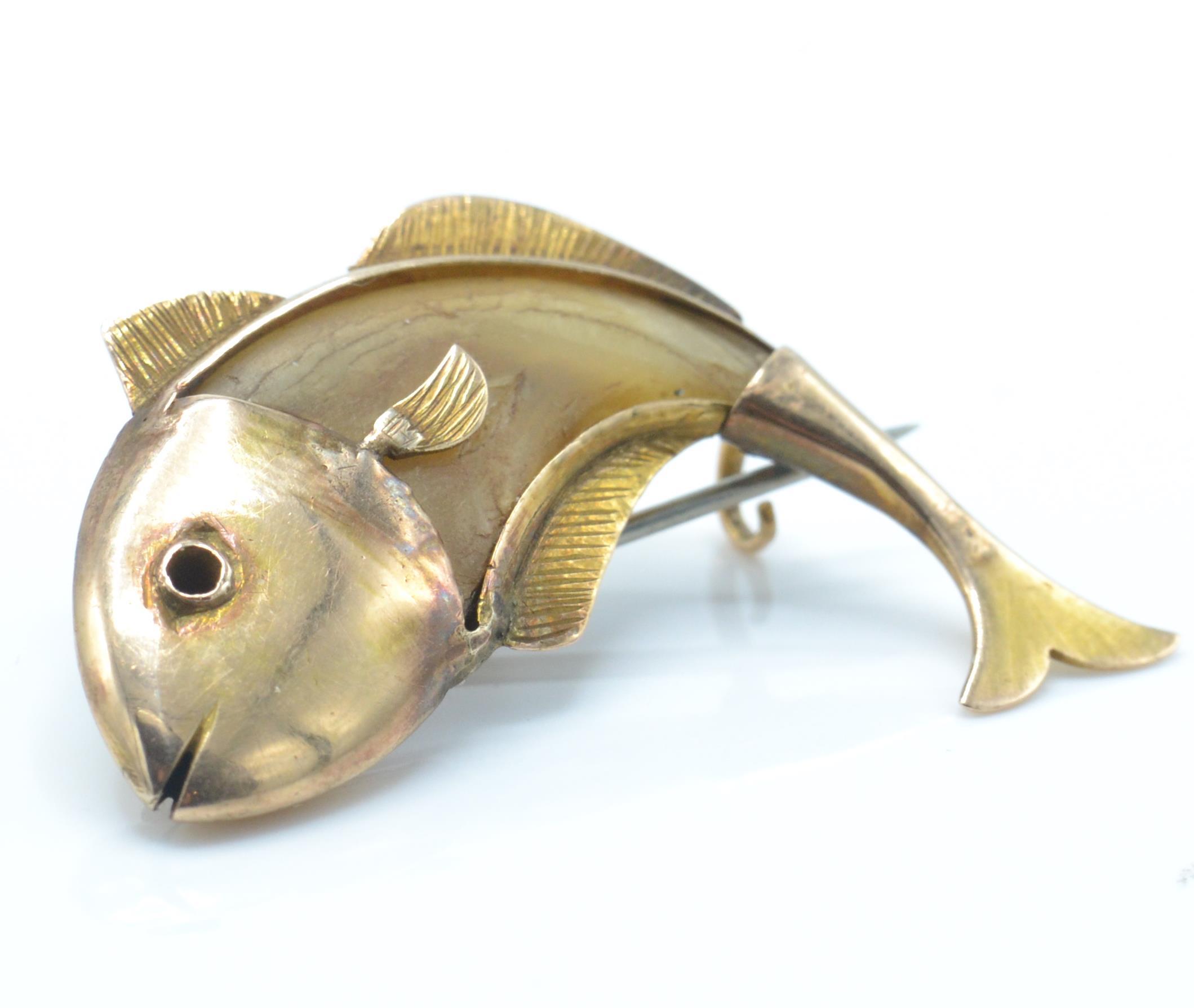 A vintage gold and horn figural brooch pin. The brooch on the form of a fish having a horn body - Image 2 of 5