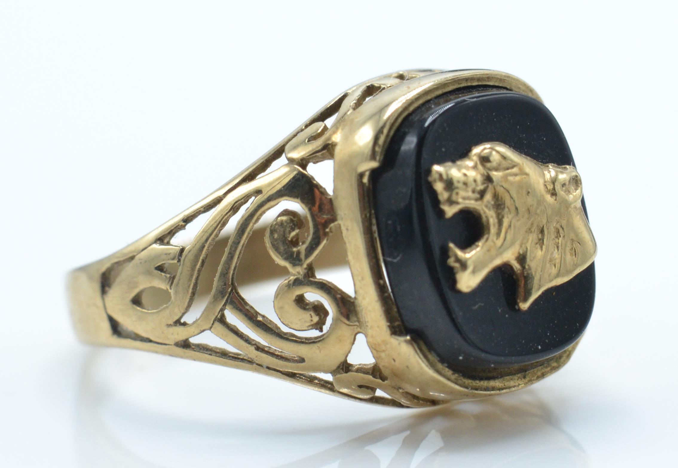 A 9ct gold hallmarked tiger ring. The ring with a basket set black onyx cameo set with tiger's head - Image 3 of 4