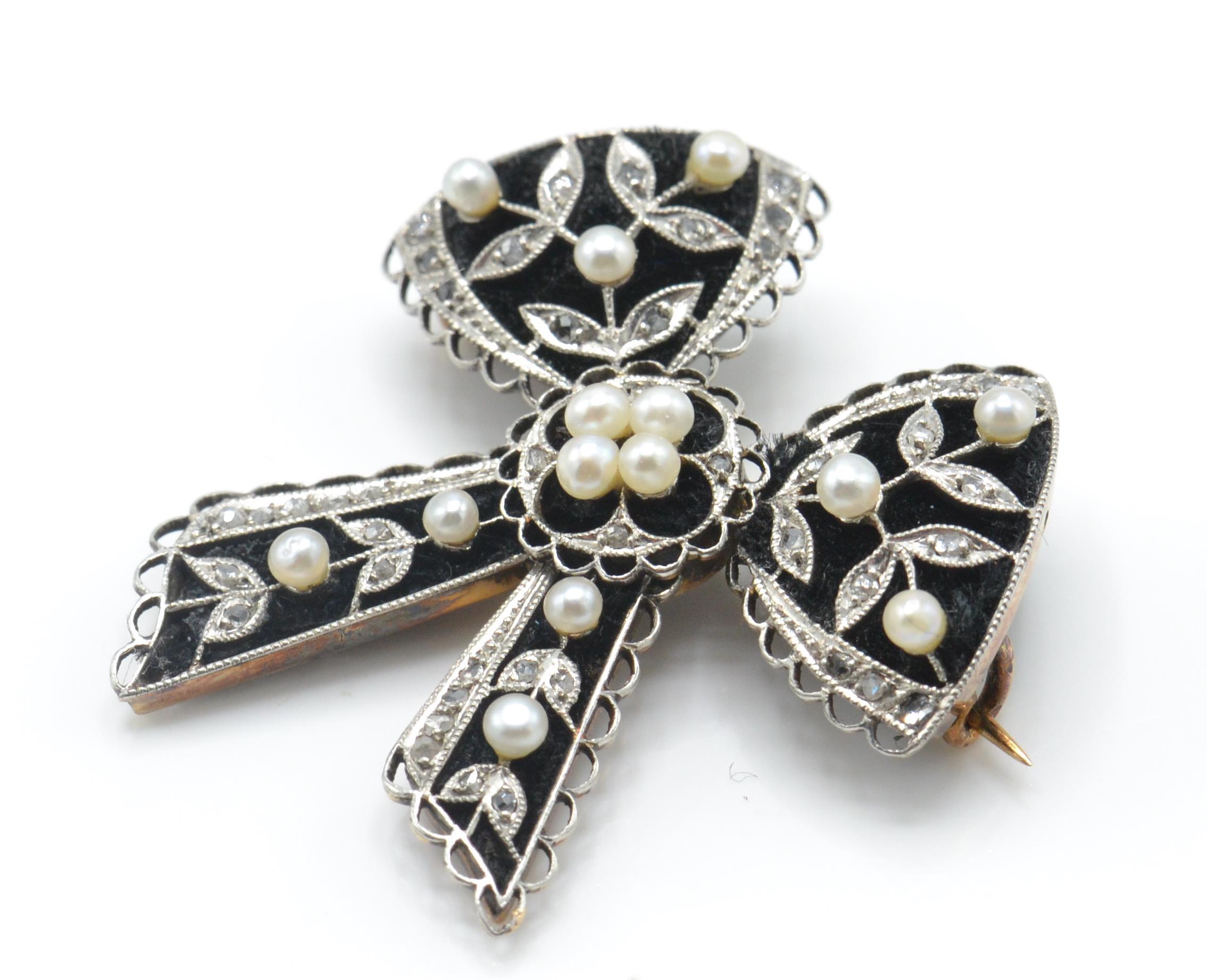 A French 18ct gold and platinum Belle Epoque brooch pin. The brooch in the form of a bow - Image 2 of 5