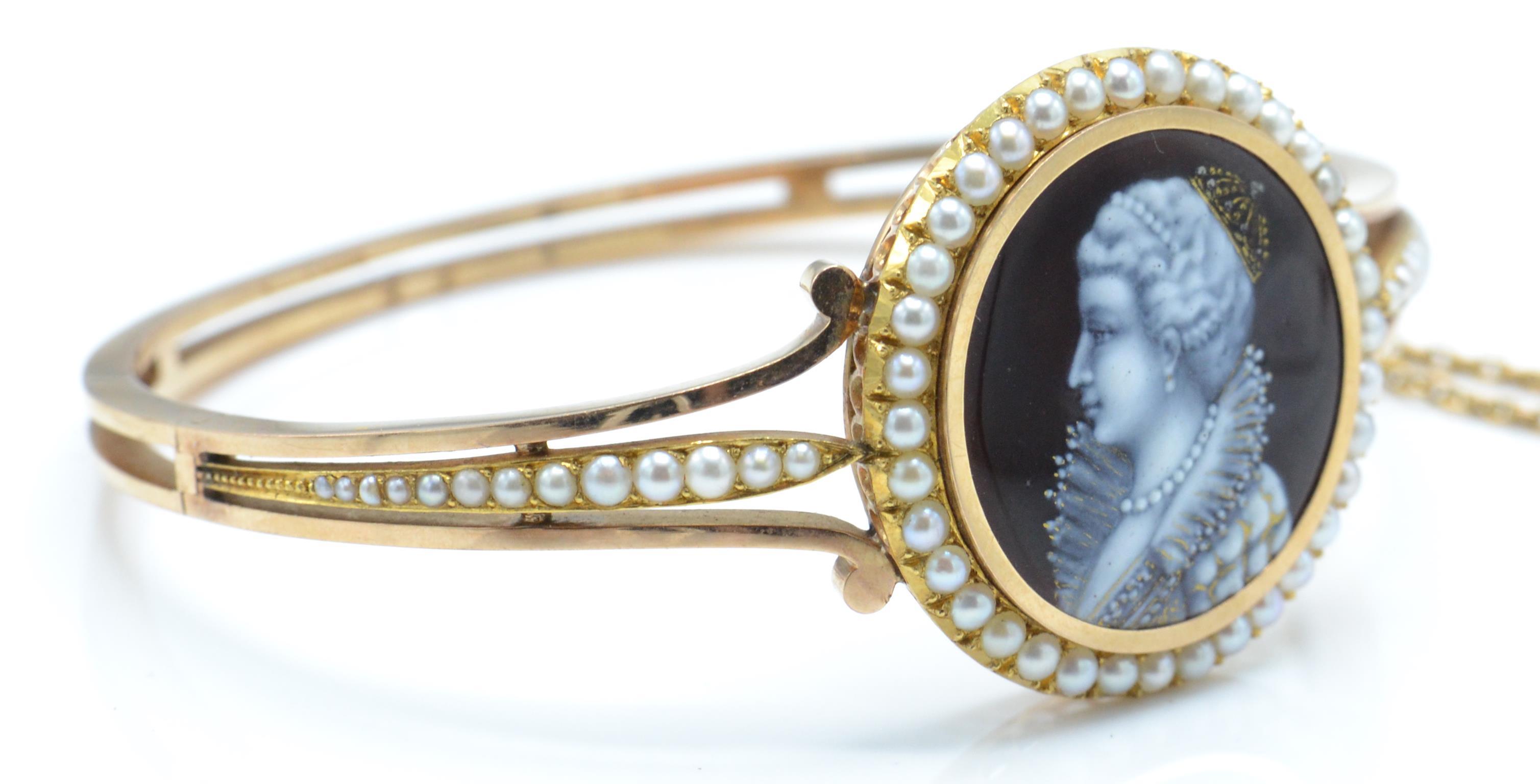 A 19TH CENTURY GOLD & SEED PEARL HINGED BANGLE BRACELET - Image 3 of 5
